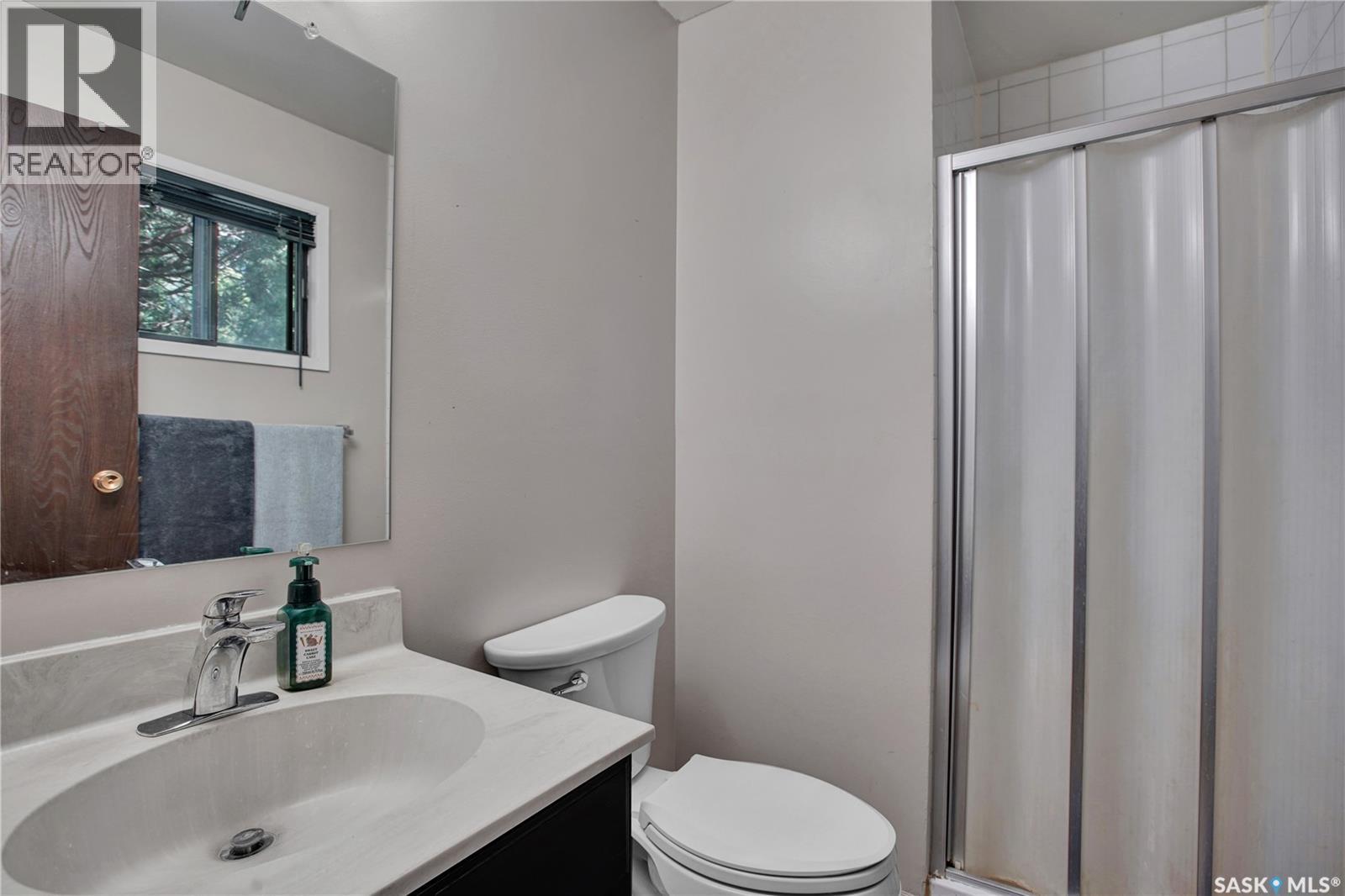 3831 Taylor Street E, Saskatoon, SK - Indoor Photo Showing Bathroom