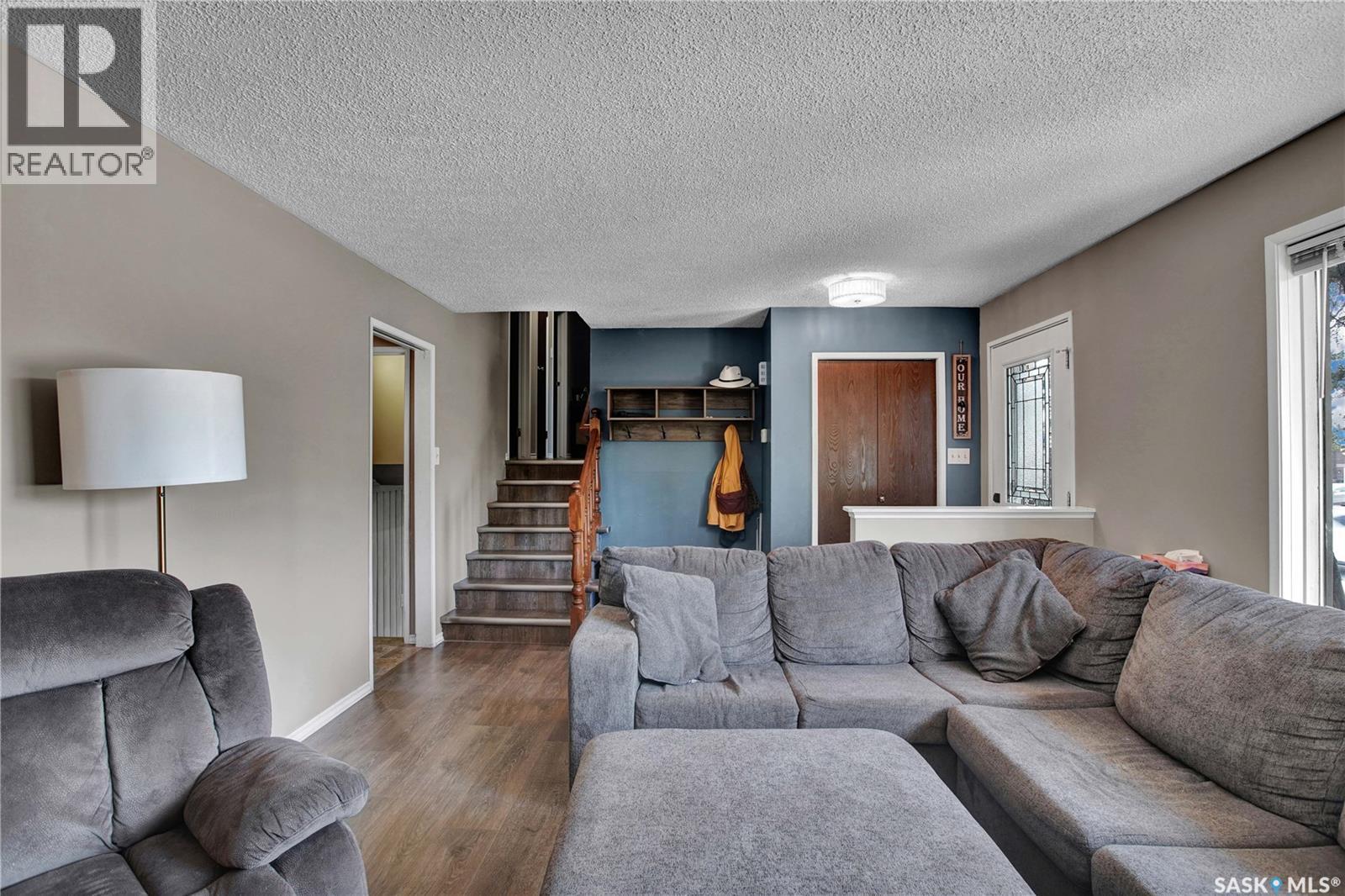 3831 Taylor Street E, Saskatoon, SK - Indoor Photo Showing Living Room