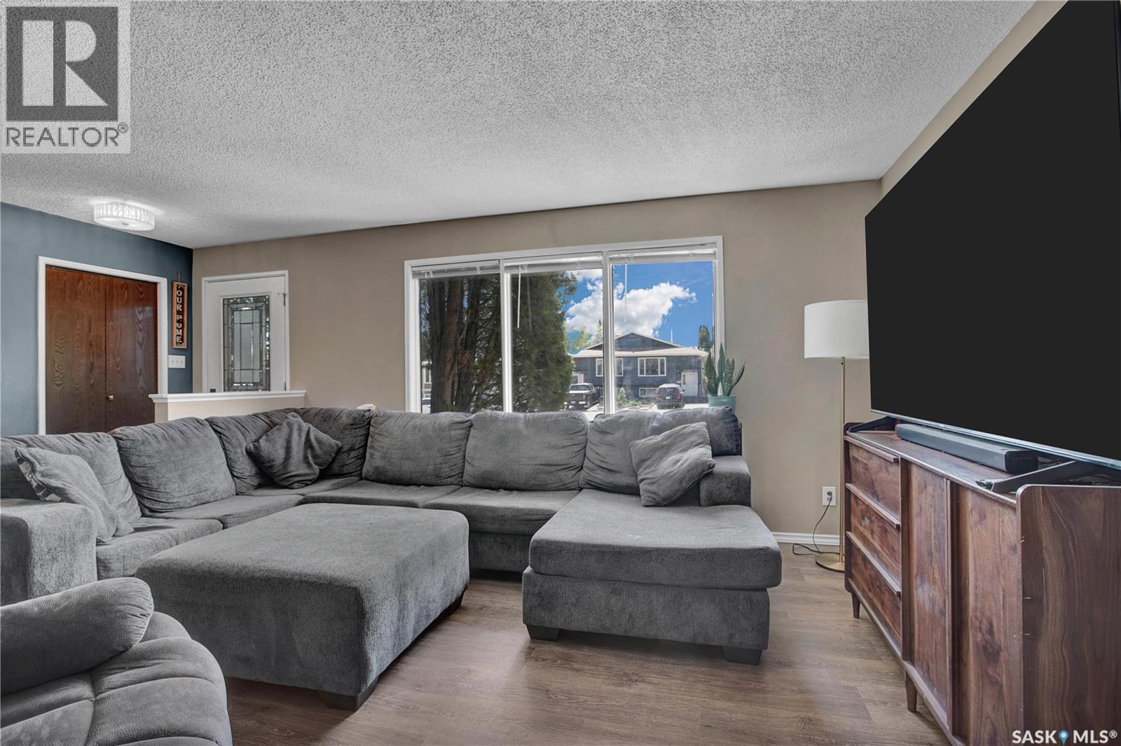 3831 Taylor Street E, Saskatoon, SK - Indoor Photo Showing Living Room