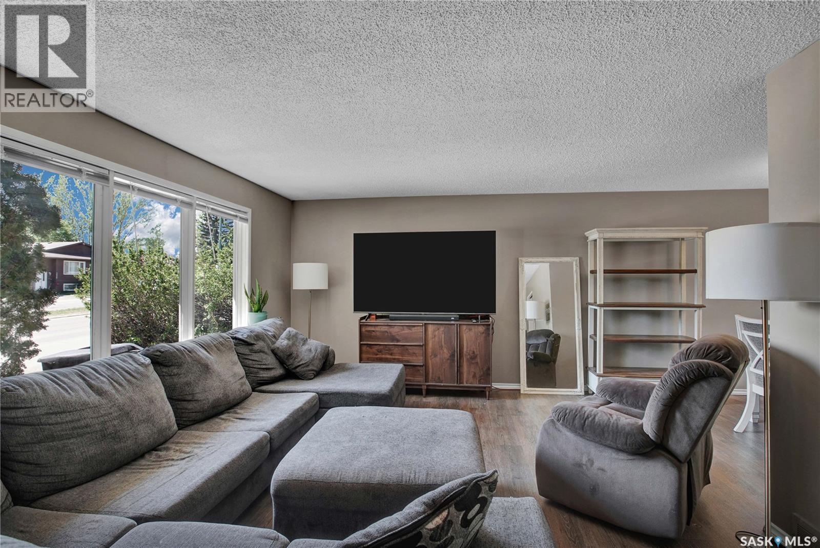 3831 Taylor Street E, Saskatoon, SK - Indoor Photo Showing Living Room
