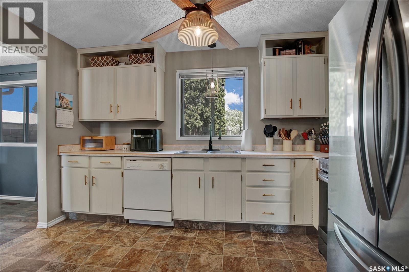3831 Taylor Street E, Saskatoon, SK - Indoor Photo Showing Kitchen With Double Sink
