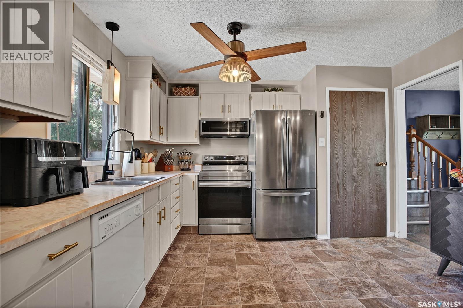 3831 Taylor Street E, Saskatoon, SK - Indoor Photo Showing Kitchen With Double Sink