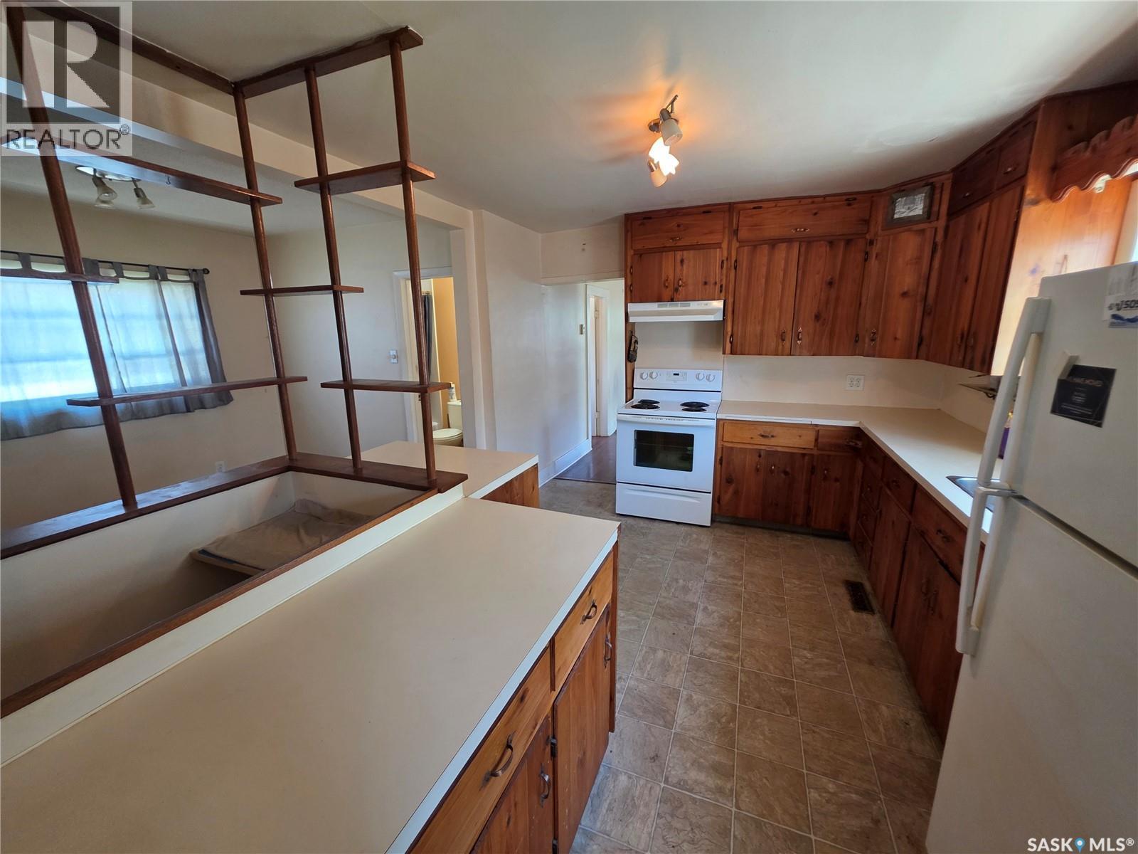 678 1St Avenue Ne, Swift Current, SK - Indoor Photo Showing Kitchen
