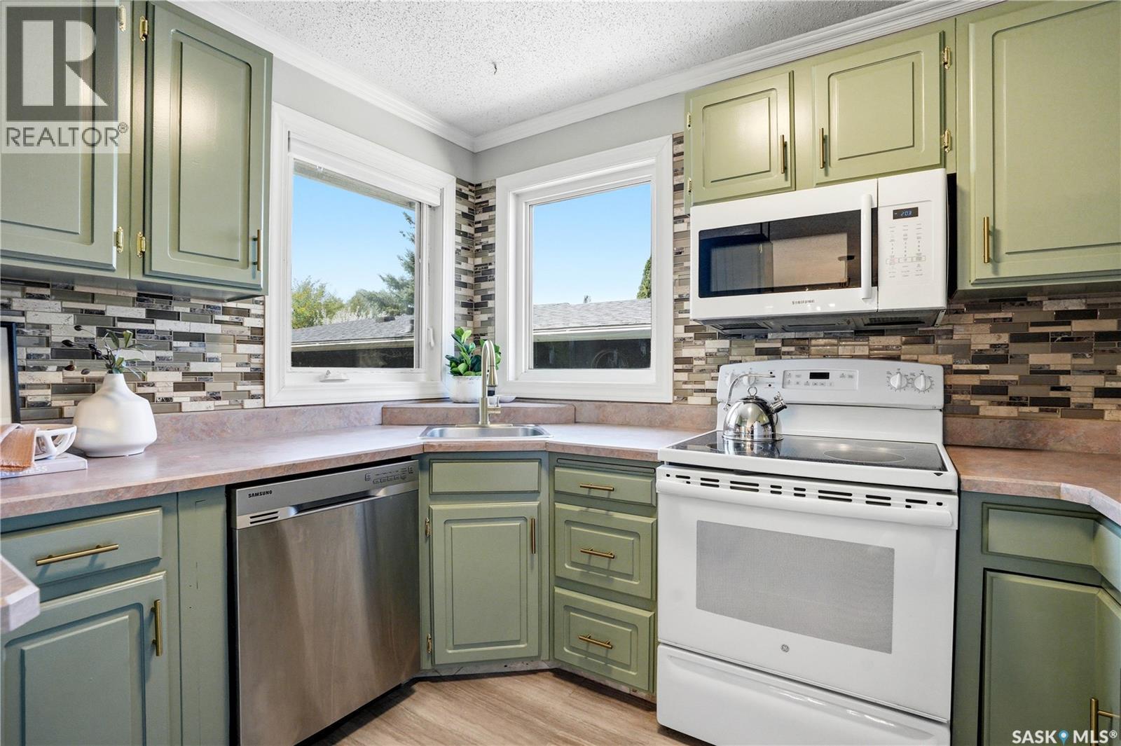 118 Laurentian Drive, Saskatoon, SK - Indoor Photo Showing Kitchen