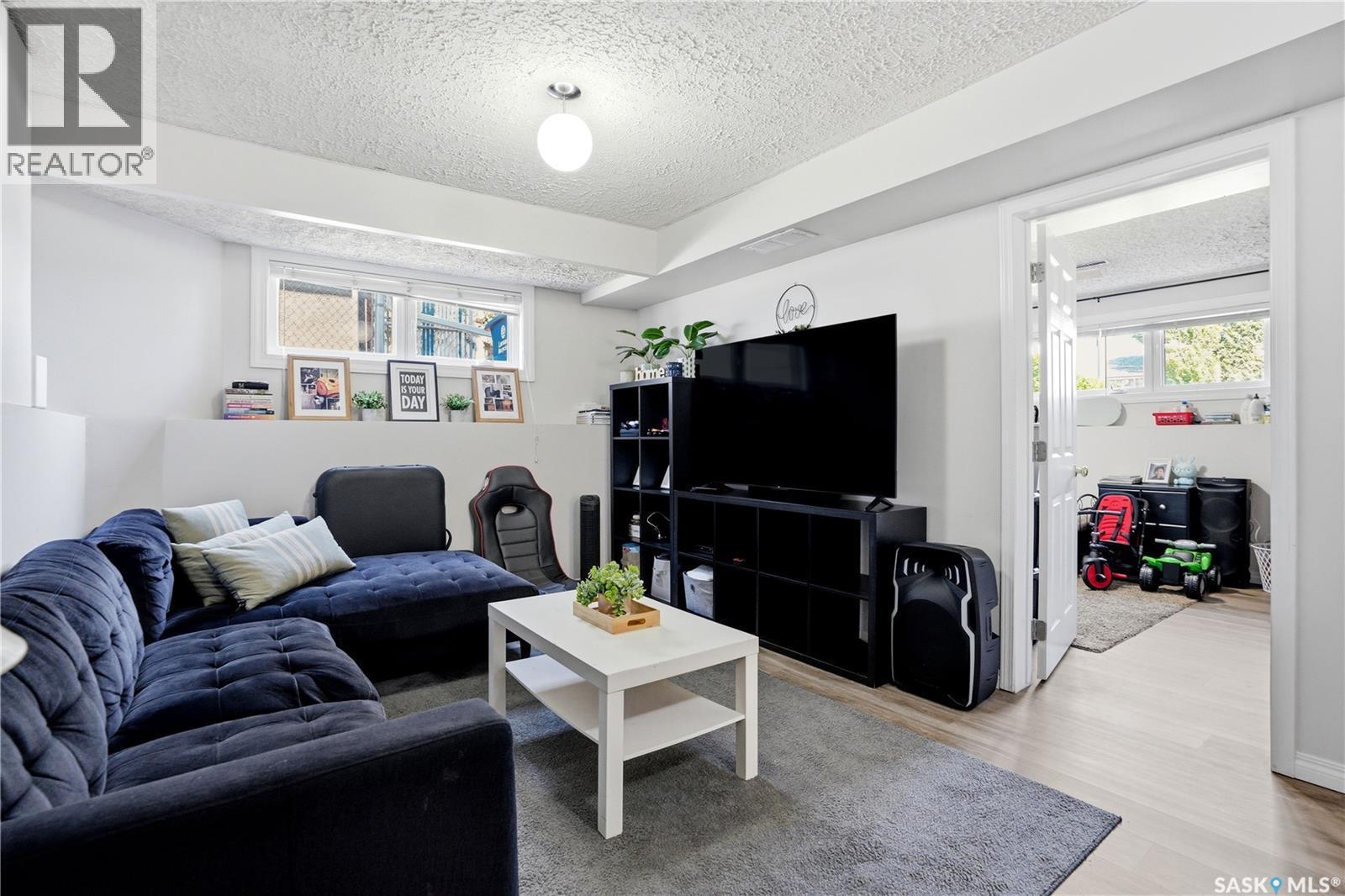 118 Laurentian Drive, Saskatoon, SK - Indoor Photo Showing Living Room