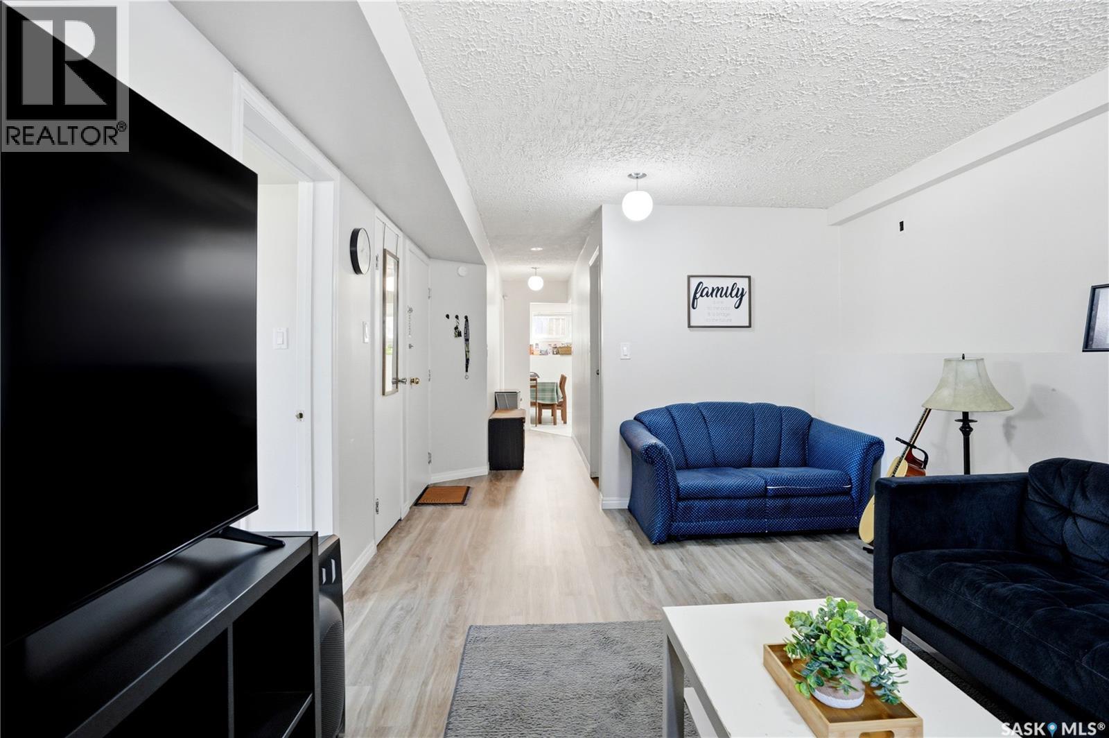 118 Laurentian Drive, Saskatoon, SK - Indoor Photo Showing Living Room
