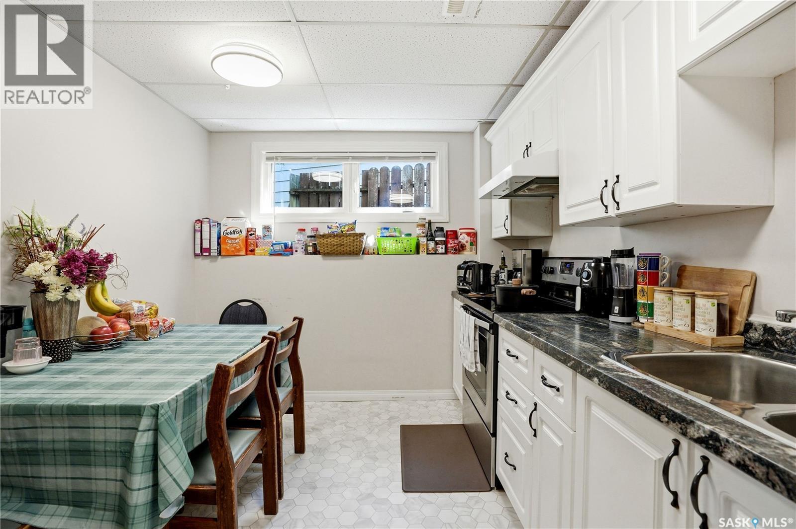 118 Laurentian Drive, Saskatoon, SK - Indoor Photo Showing Kitchen