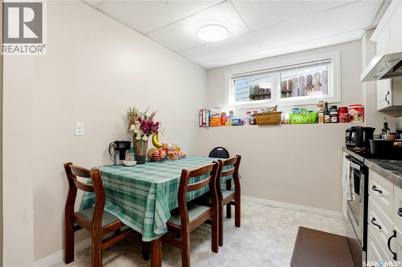 118 Laurentian Drive, Saskatoon, SK - Indoor Photo Showing Dining Room