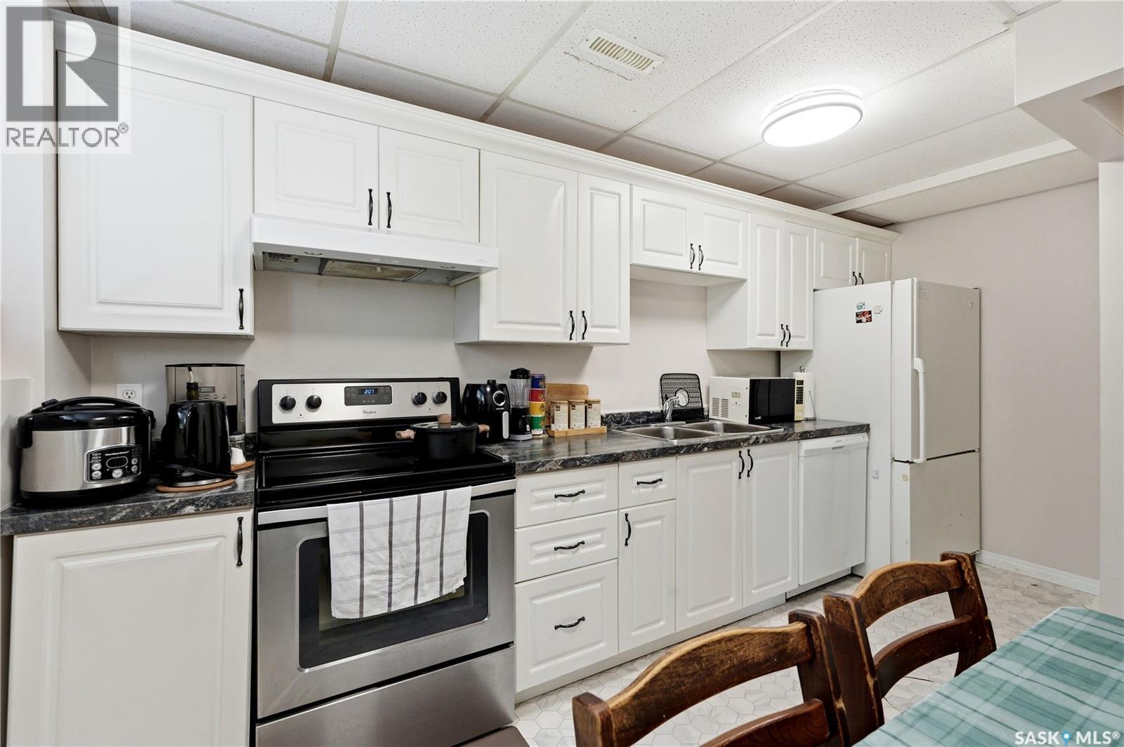 118 Laurentian Drive, Saskatoon, SK - Indoor Photo Showing Kitchen With Double Sink