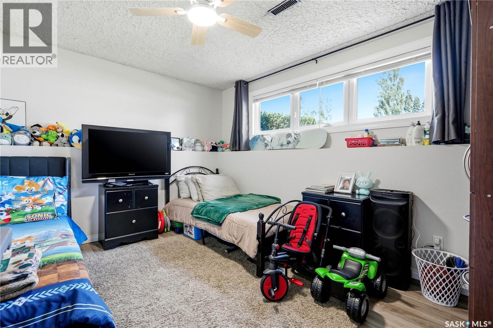 118 Laurentian Drive, Saskatoon, SK - Indoor Photo Showing Bedroom