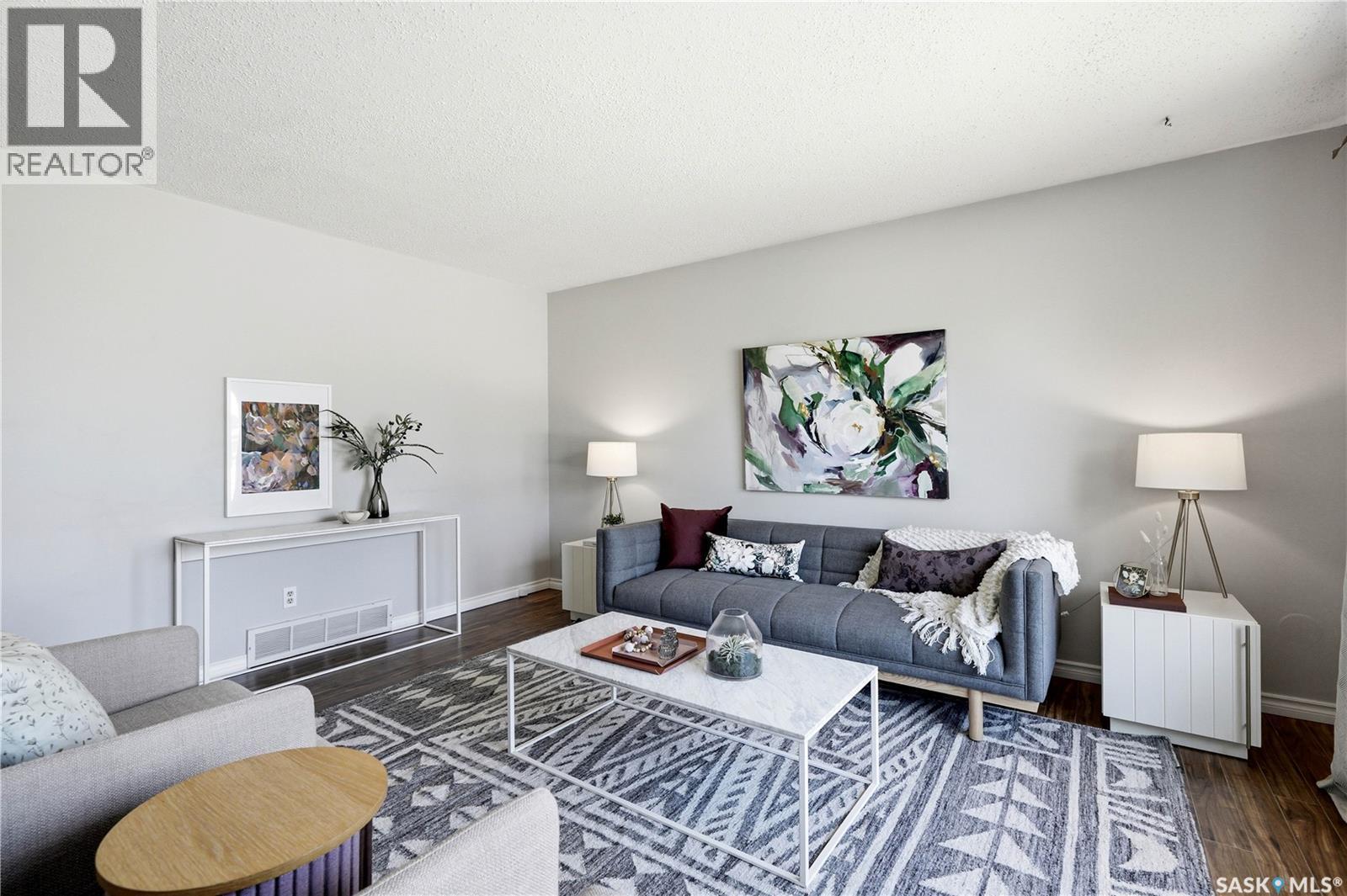 118 Laurentian Drive, Saskatoon, SK - Indoor Photo Showing Living Room