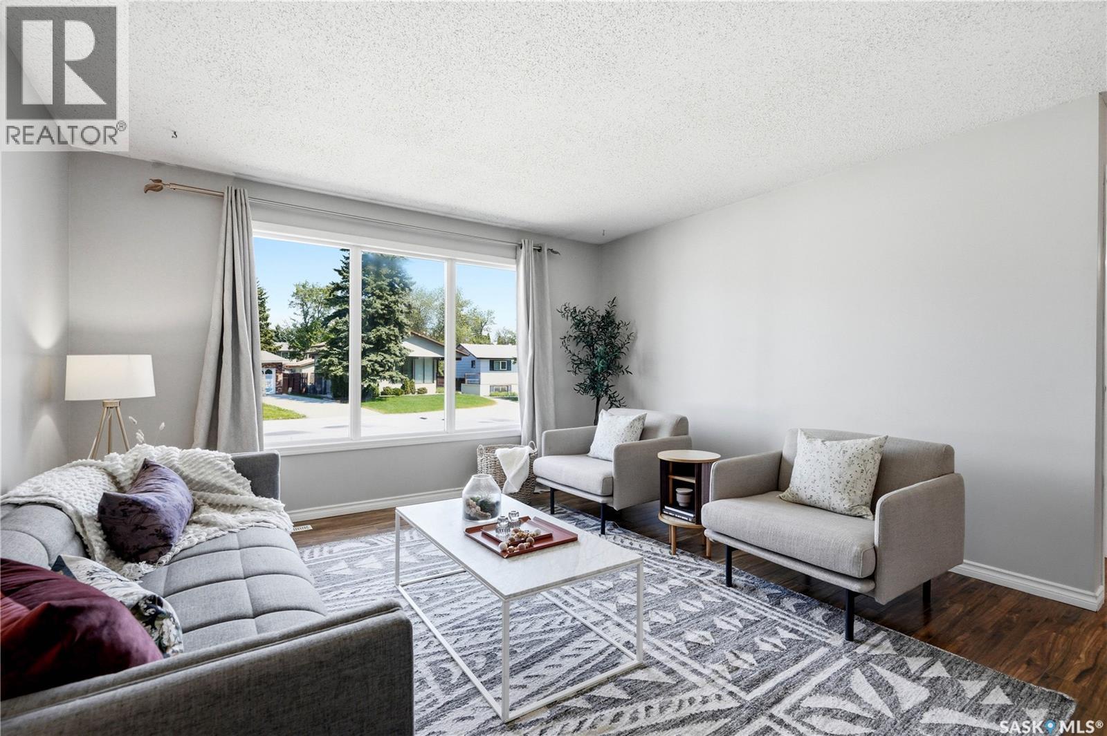118 Laurentian Drive, Saskatoon, SK - Indoor Photo Showing Living Room