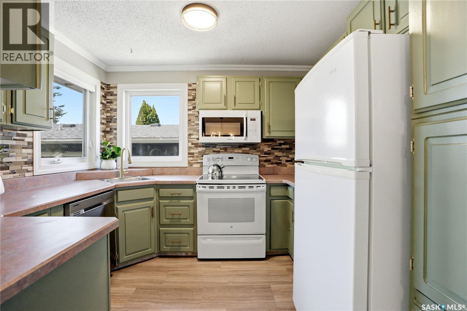 118 Laurentian Drive, Saskatoon, SK - Indoor Photo Showing Kitchen