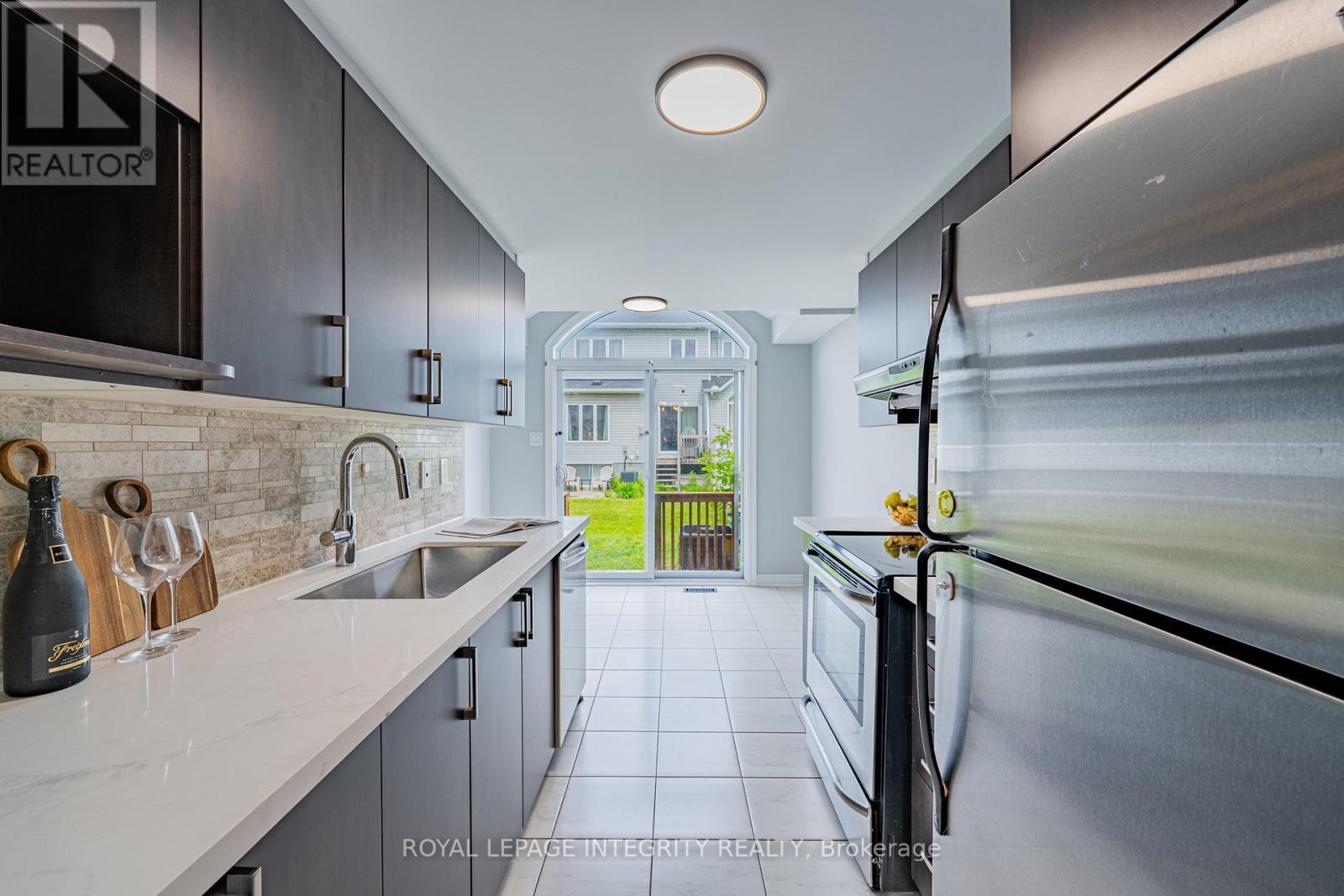 132 Mancini Way E, Ottawa, ON - Indoor Photo Showing Kitchen With Upgraded Kitchen