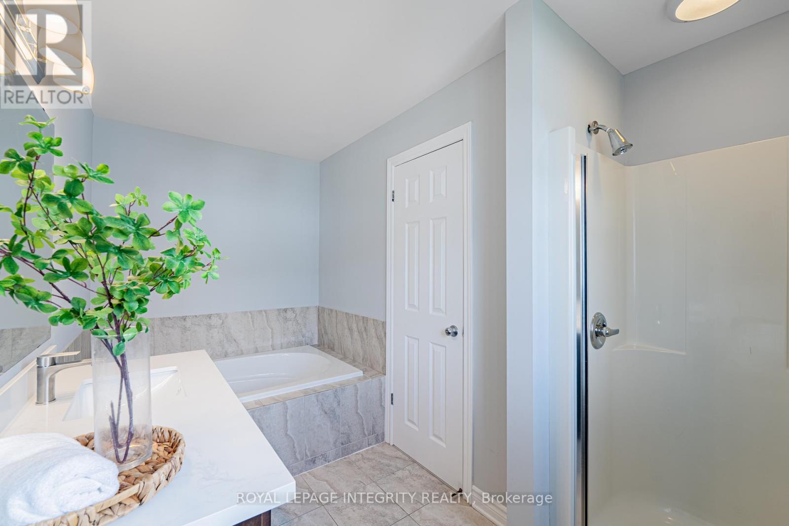 132 Mancini Way E, Ottawa, ON - Indoor Photo Showing Bathroom
