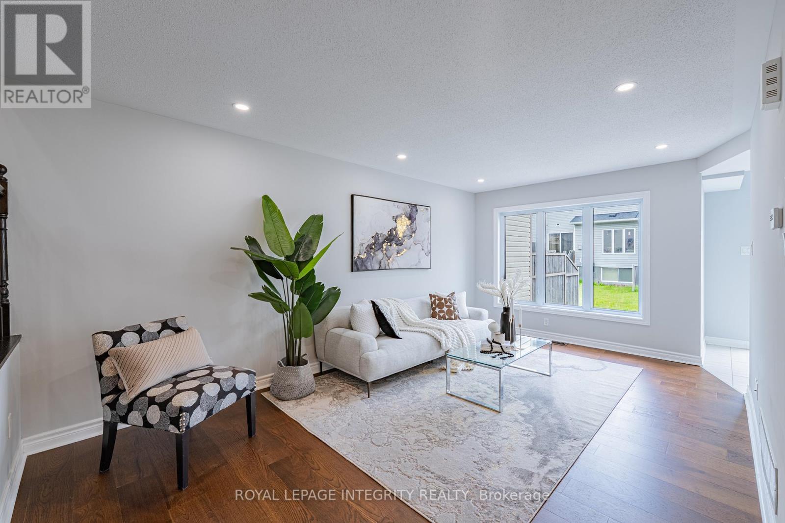 132 Mancini Way E, Ottawa, ON - Indoor Photo Showing Living Room
