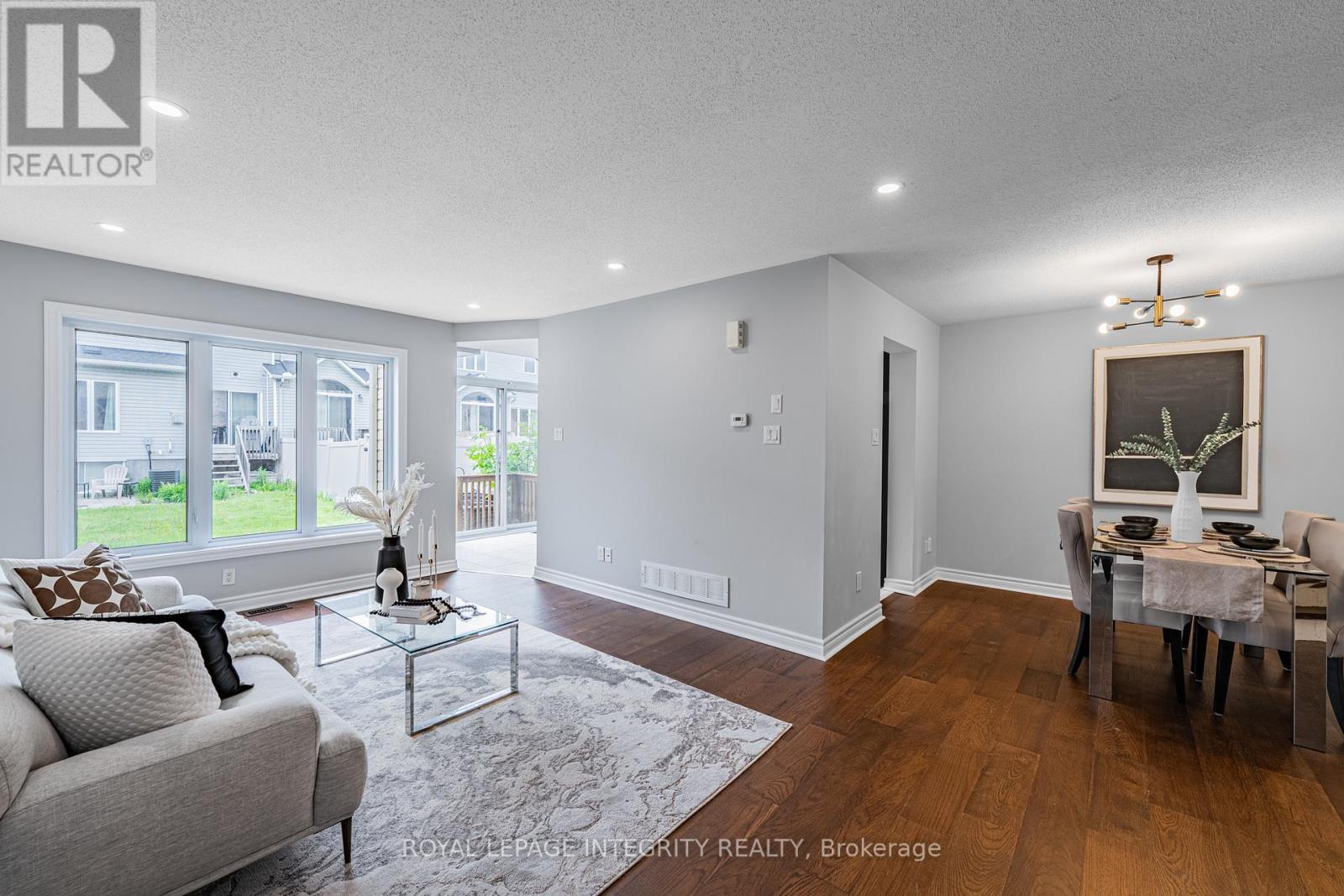 132 Mancini Way E, Ottawa, ON - Indoor Photo Showing Living Room