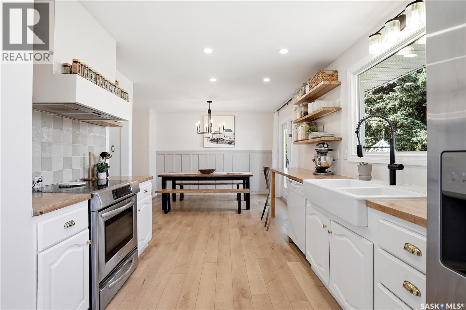 21 Potter Crescent, Saskatoon, SK - Indoor Photo Showing Kitchen With Upgraded Kitchen