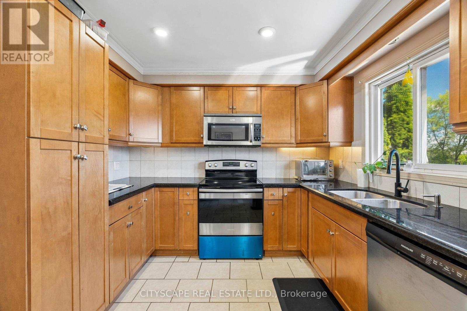 4356 Wakefield Crescent, Mississauga, ON - Indoor Photo Showing Kitchen With Double Sink