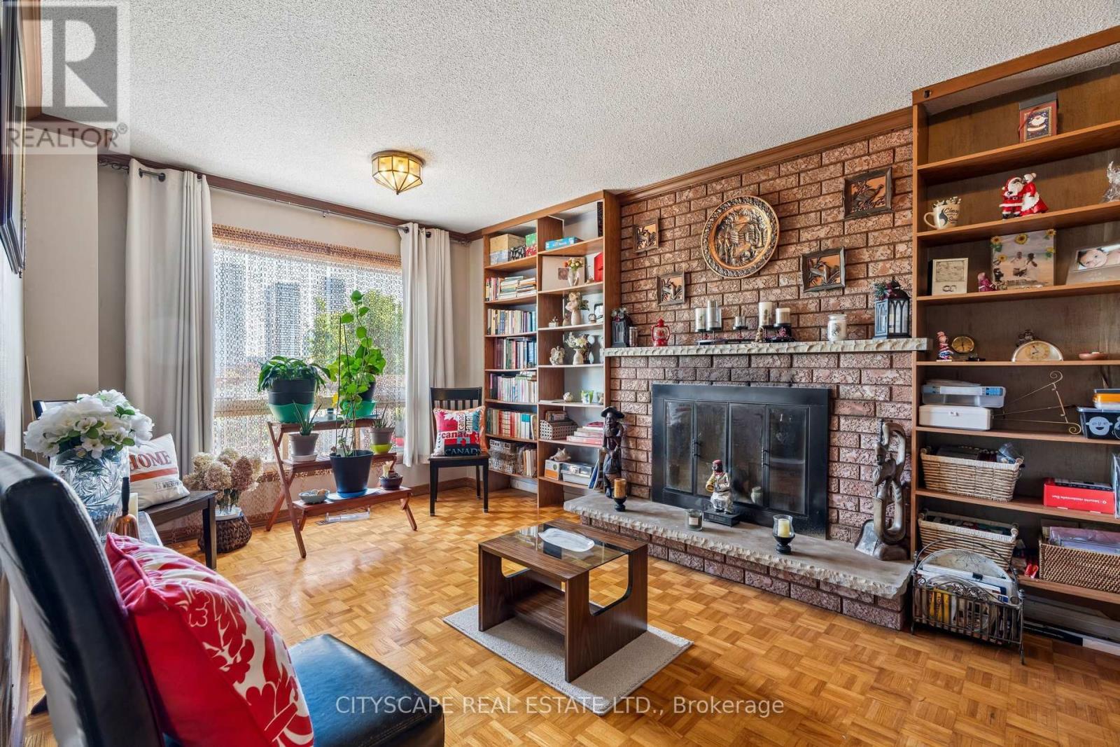 4356 Wakefield Crescent, Mississauga, ON - Indoor Photo Showing Living Room With Fireplace