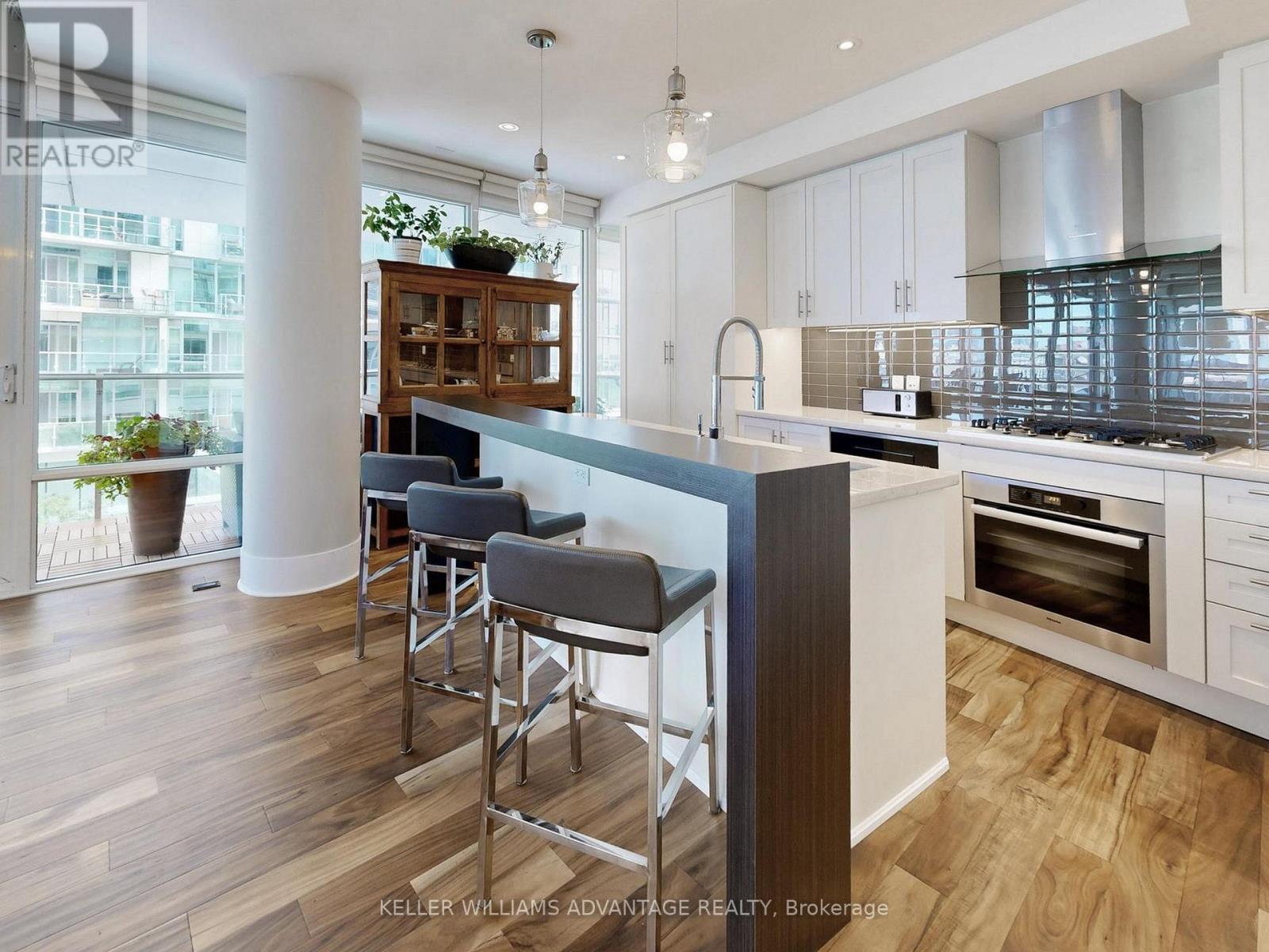 401 - 29 Queens Quay E, Toronto, ON - Indoor Photo Showing Kitchen With Upgraded Kitchen