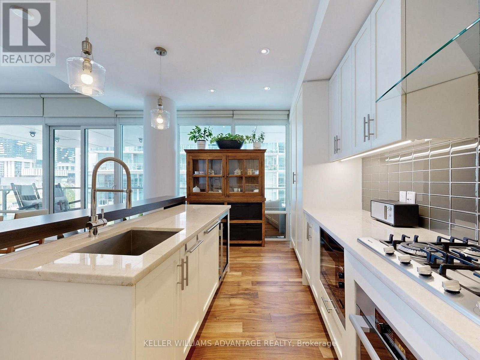 401 - 29 Queens Quay E, Toronto, ON - Indoor Photo Showing Kitchen With Upgraded Kitchen