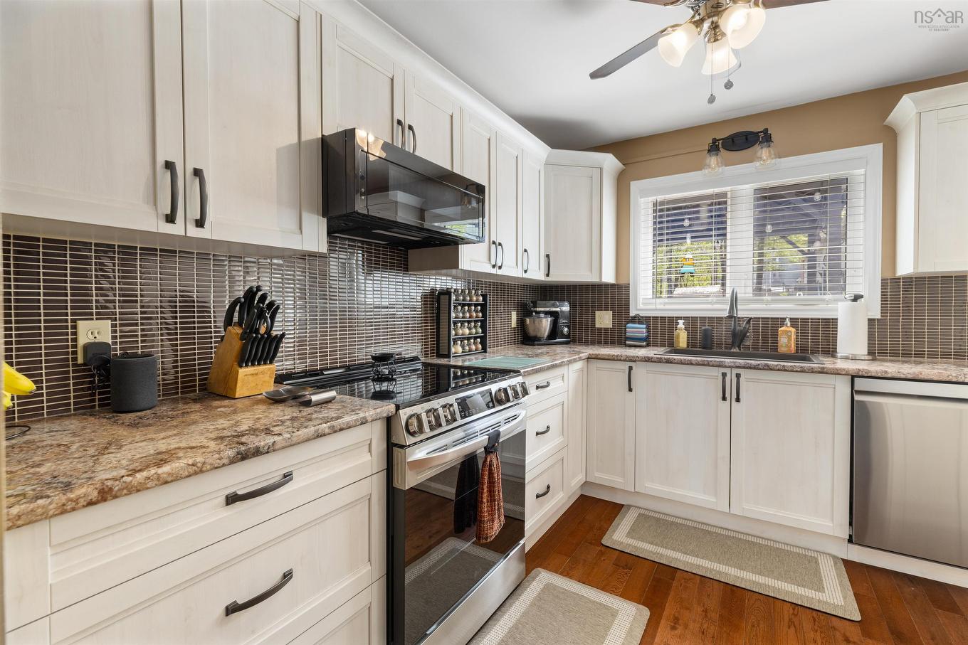 74 Attenborough Court, Halifax, NS - Indoor Photo Showing Kitchen With Upgraded Kitchen