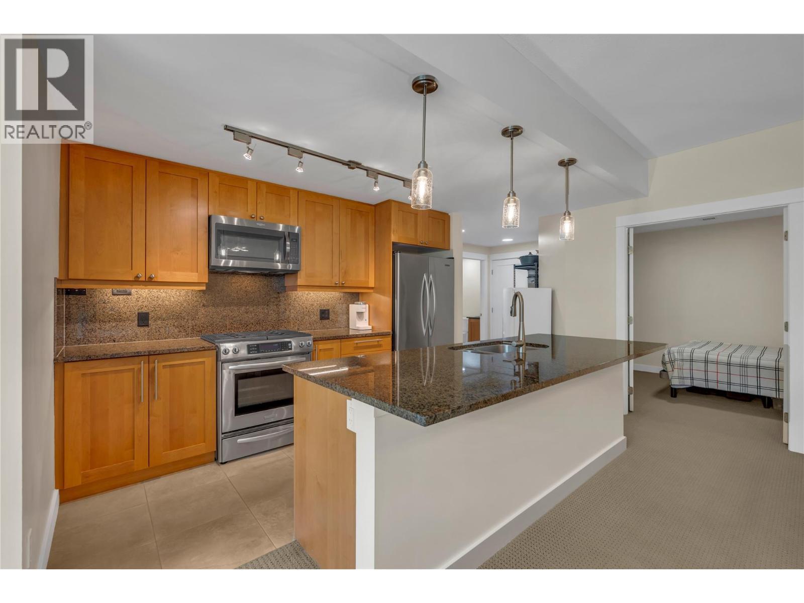 75 Martin Street Unit# 101, Penticton, BC - Indoor Photo Showing Kitchen With Upgraded Kitchen