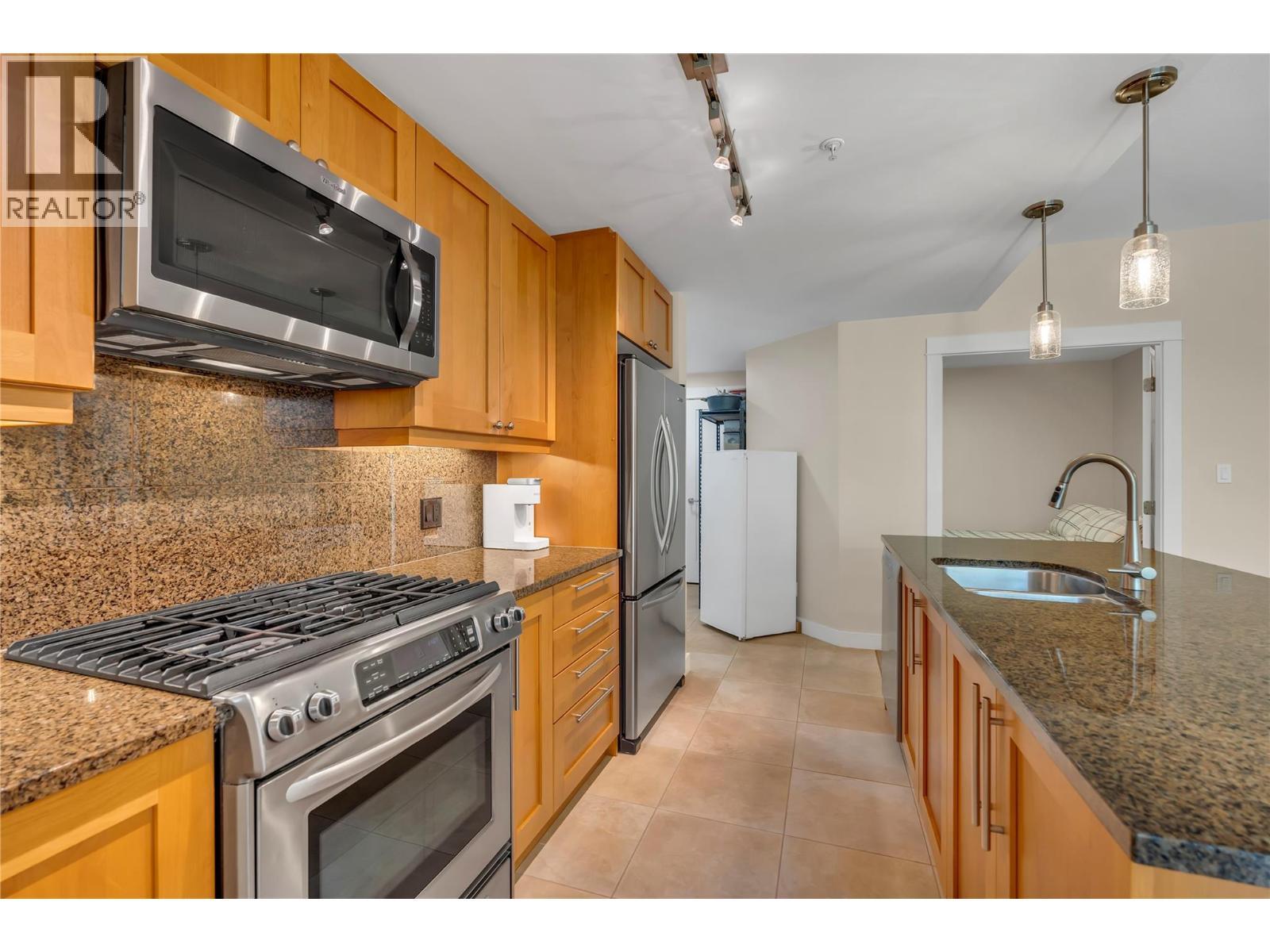 75 Martin Street Unit# 101, Penticton, BC - Indoor Photo Showing Kitchen With Upgraded Kitchen