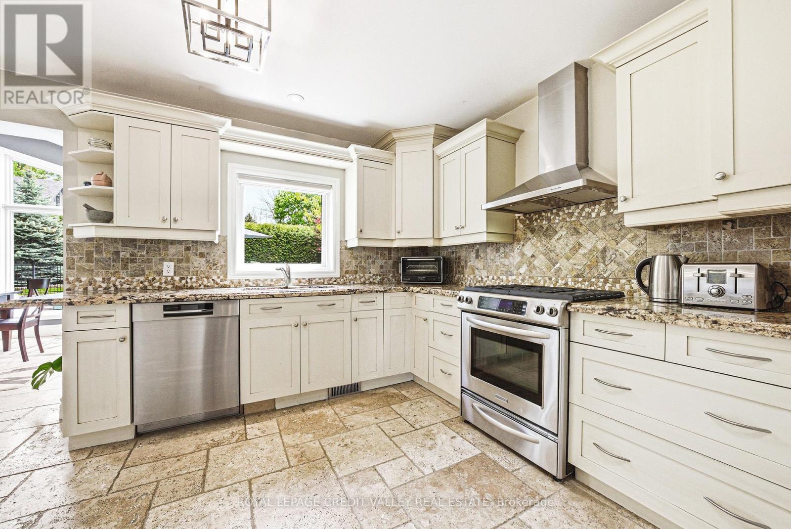 5 Valleygreen Crescent S, Caledon, ON - Indoor Photo Showing Kitchen With Upgraded Kitchen
