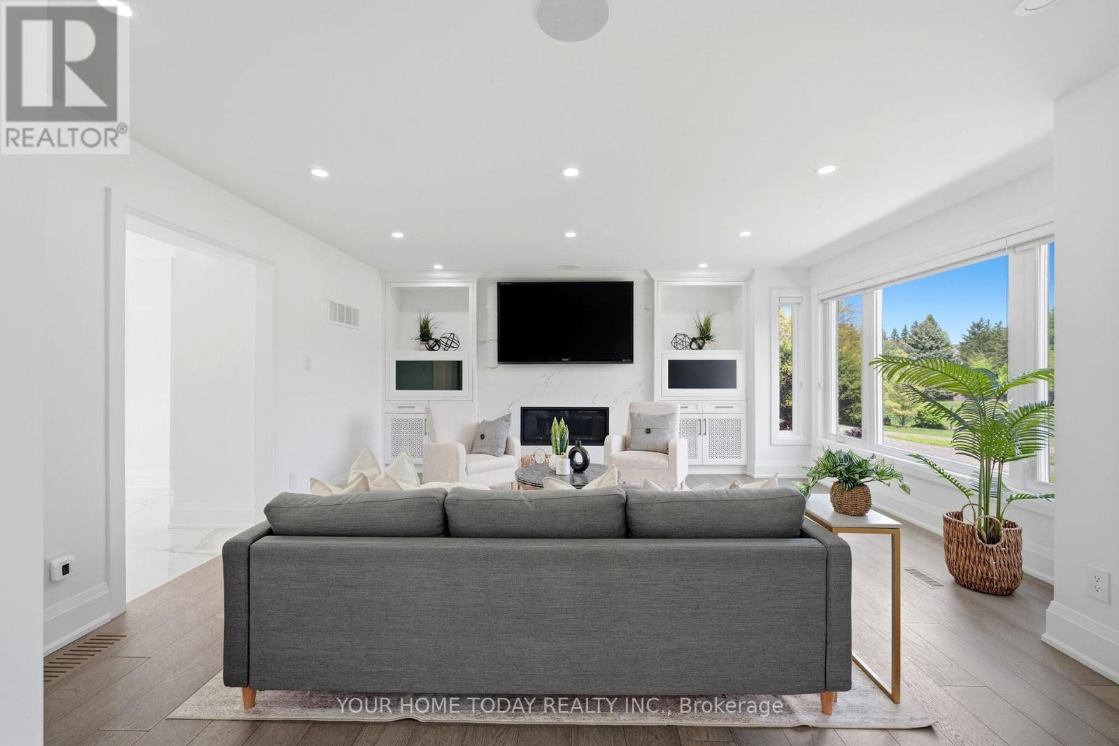 27 Chantelay Crescent, Halton Hills, ON - Indoor Photo Showing Living Room With Fireplace