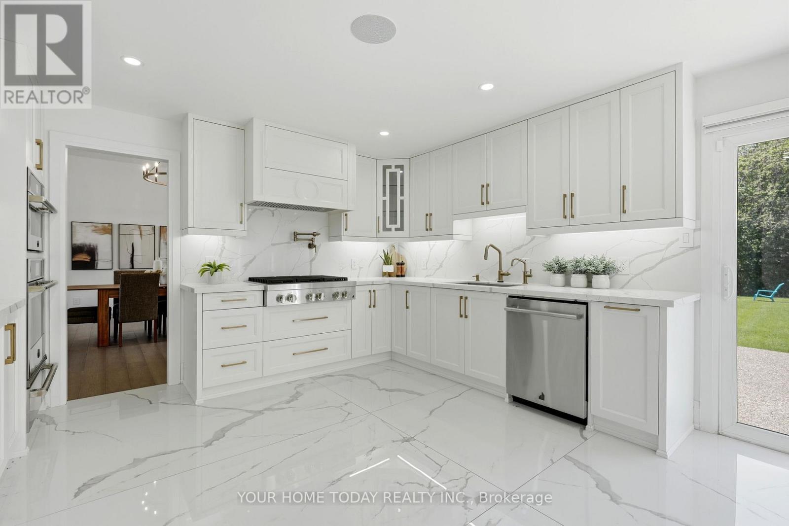 27 Chantelay Crescent, Halton Hills, ON - Indoor Photo Showing Kitchen With Upgraded Kitchen