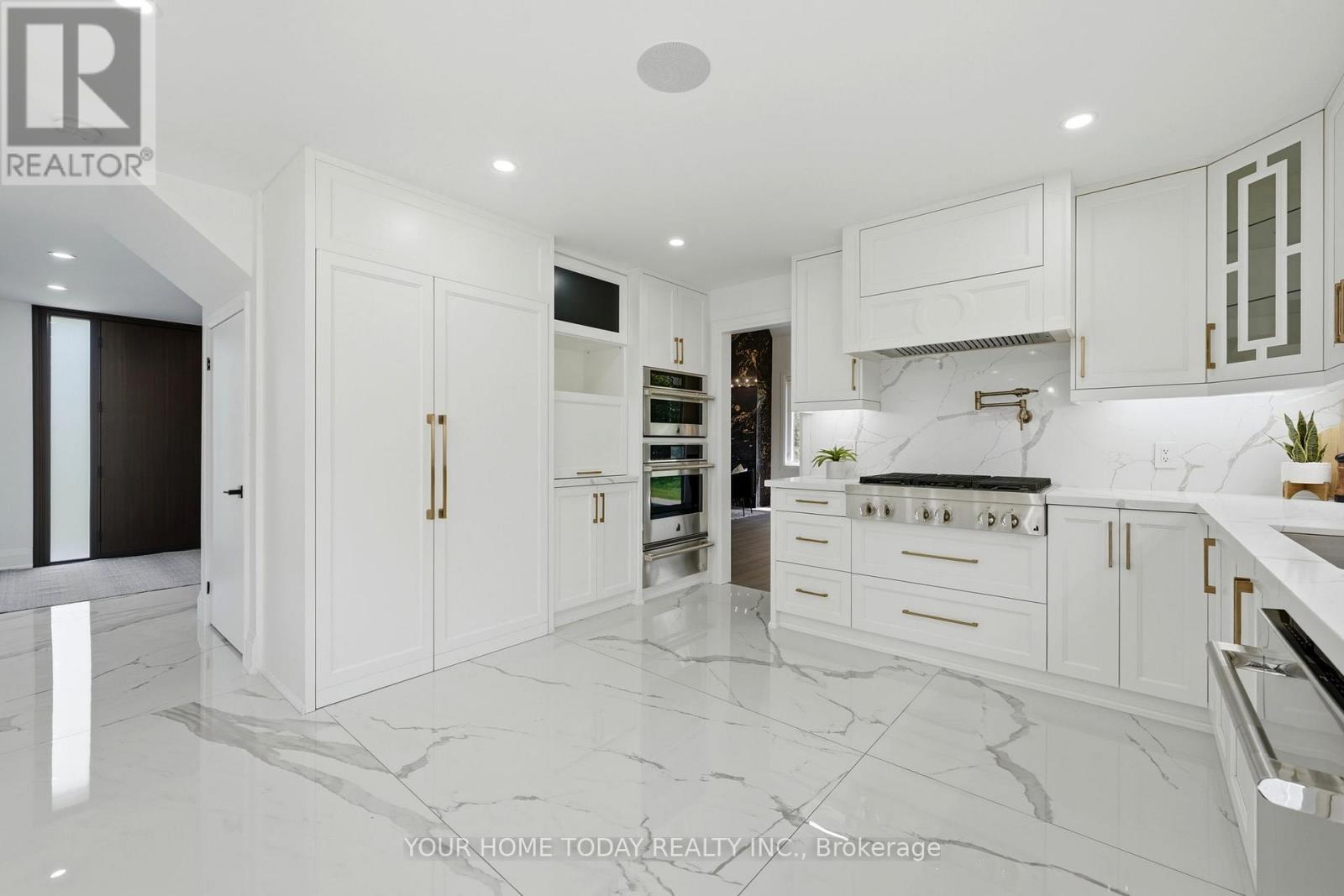 27 Chantelay Crescent, Halton Hills, ON - Indoor Photo Showing Kitchen With Upgraded Kitchen
