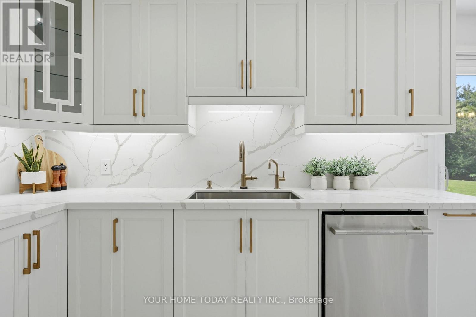 27 Chantelay Crescent, Halton Hills, ON - Indoor Photo Showing Kitchen
