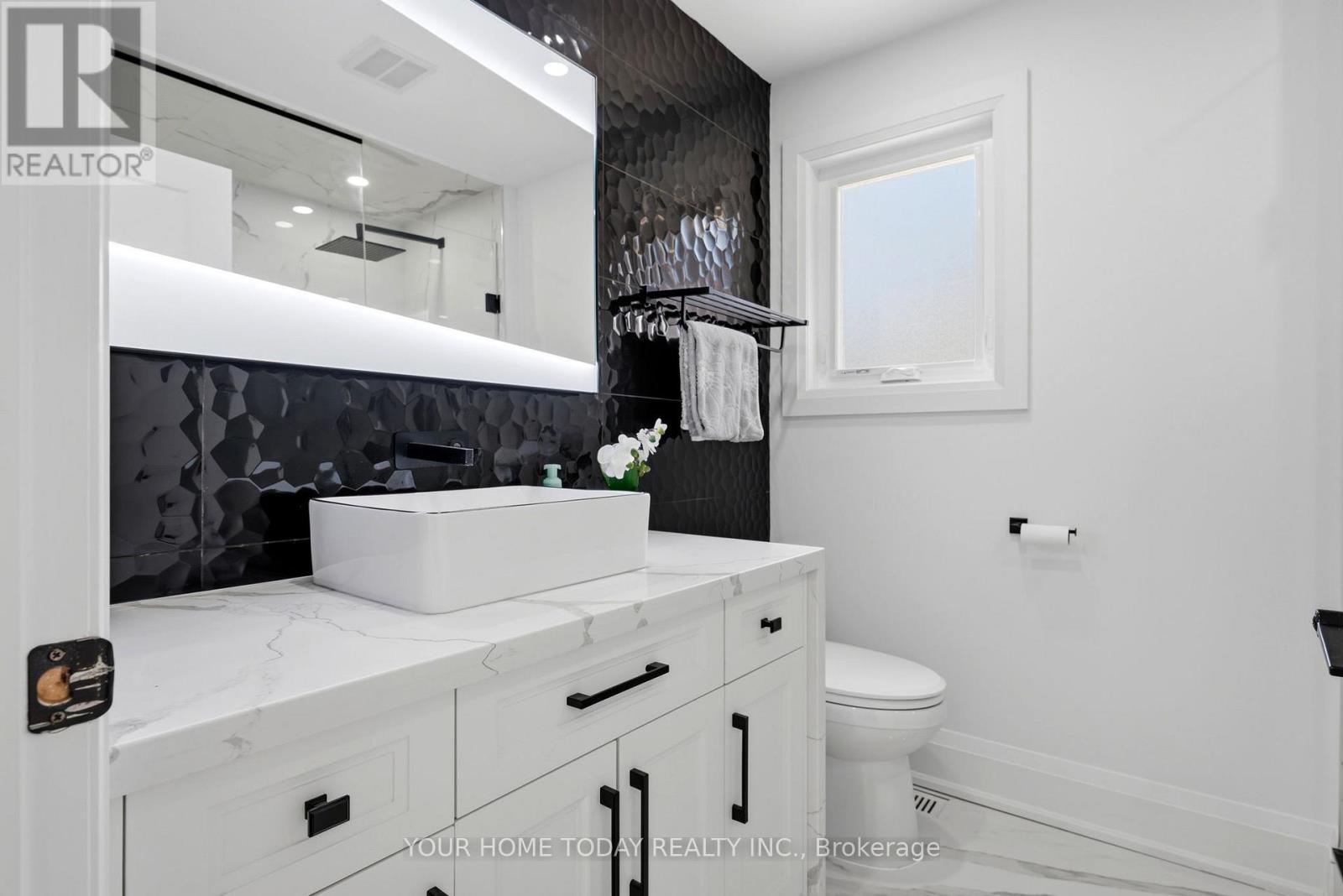 27 Chantelay Crescent, Halton Hills, ON - Indoor Photo Showing Bathroom