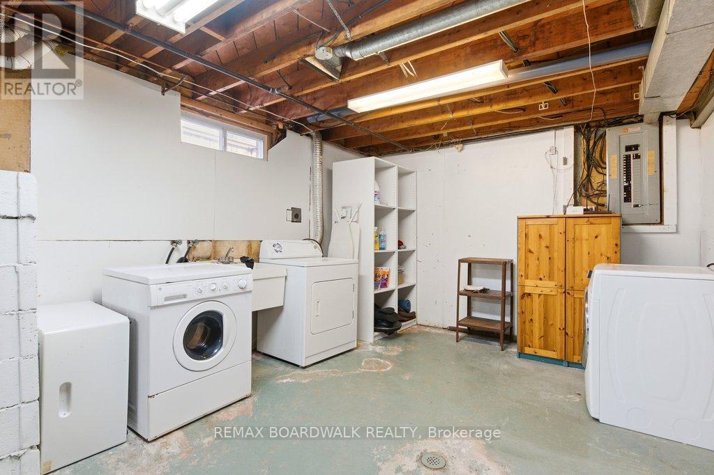 1279 Adirondack Drive, Ottawa, ON - Indoor Photo Showing Laundry Room