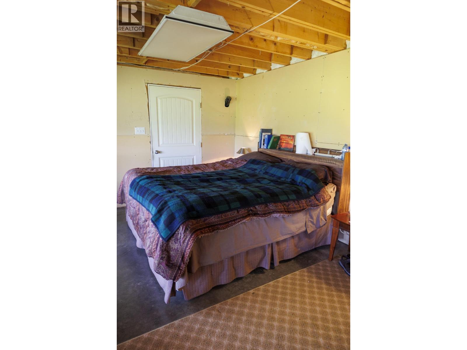 8985 Crescent Spur Road, Mcbride, BC - Indoor Photo Showing Bedroom