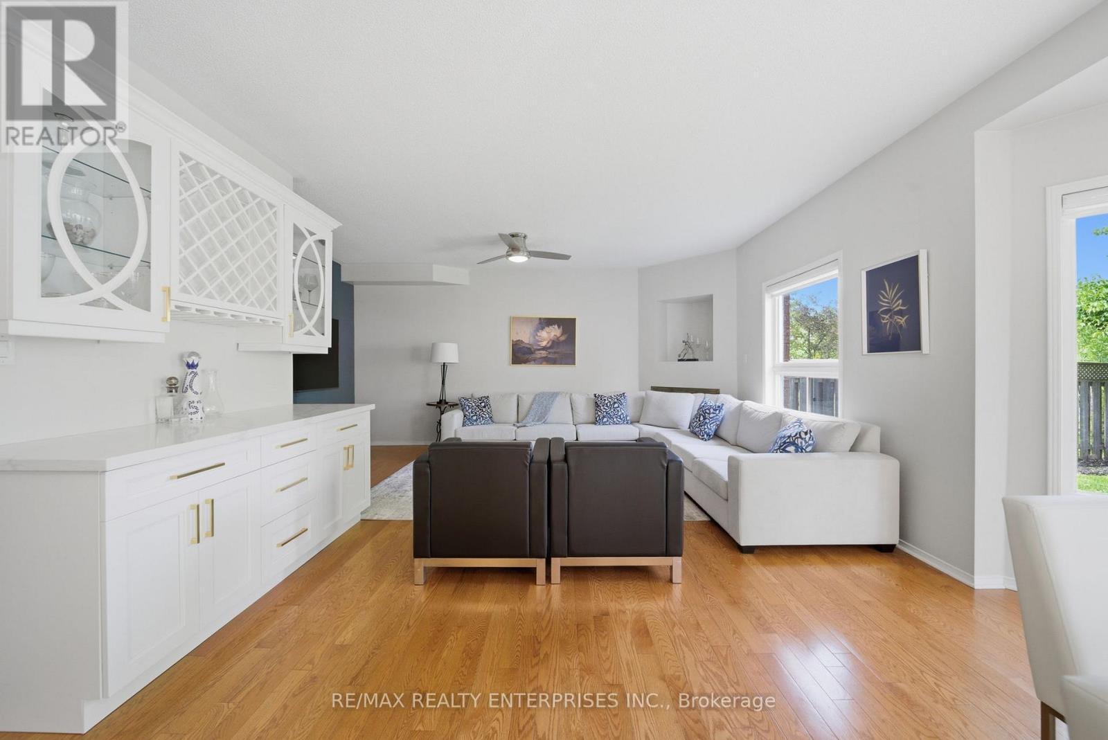 5811 Cornell Crescent, Mississauga, ON - Indoor Photo Showing Living Room