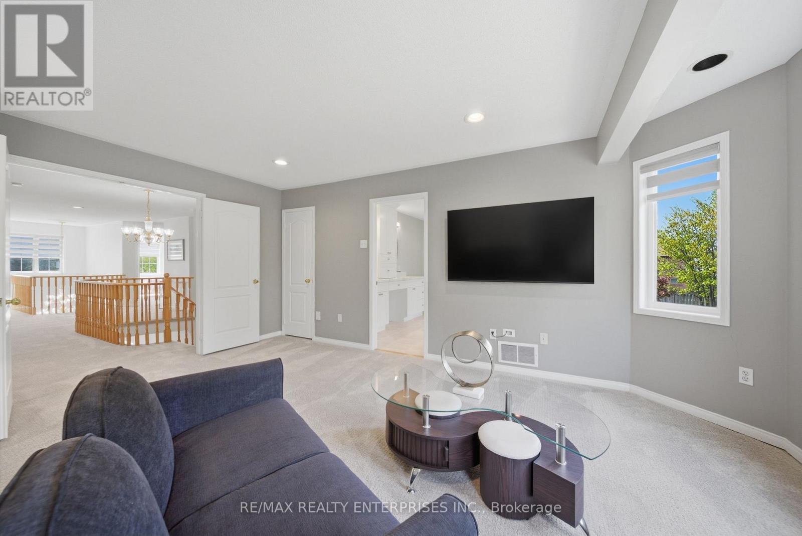 5811 Cornell Crescent, Mississauga, ON - Indoor Photo Showing Living Room
