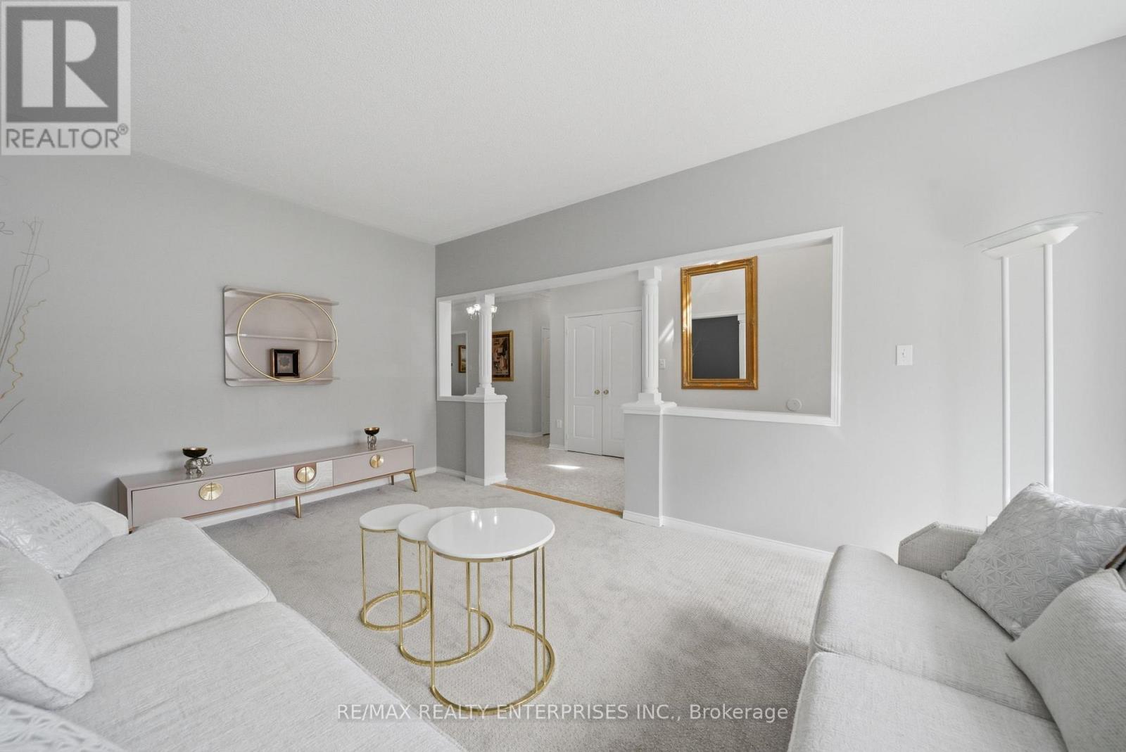 5811 Cornell Crescent, Mississauga, ON - Indoor Photo Showing Living Room