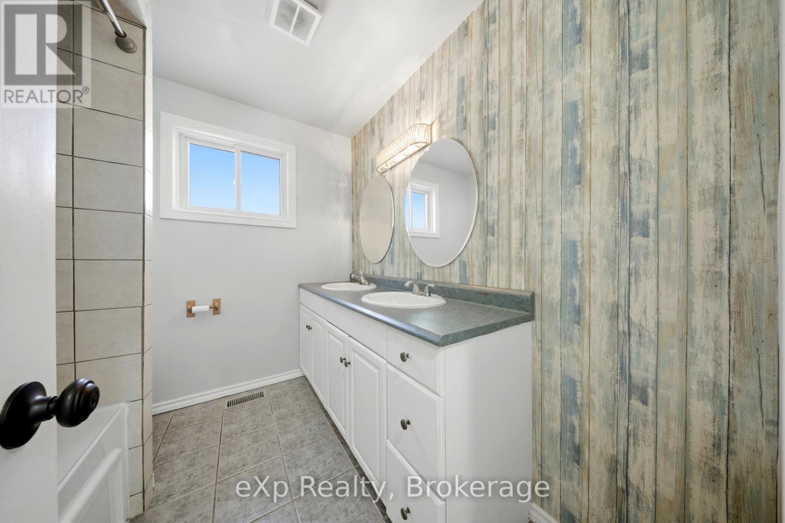 79 Ann Street, Hamilton (Dundas), ON - Photo Showing Bathroom