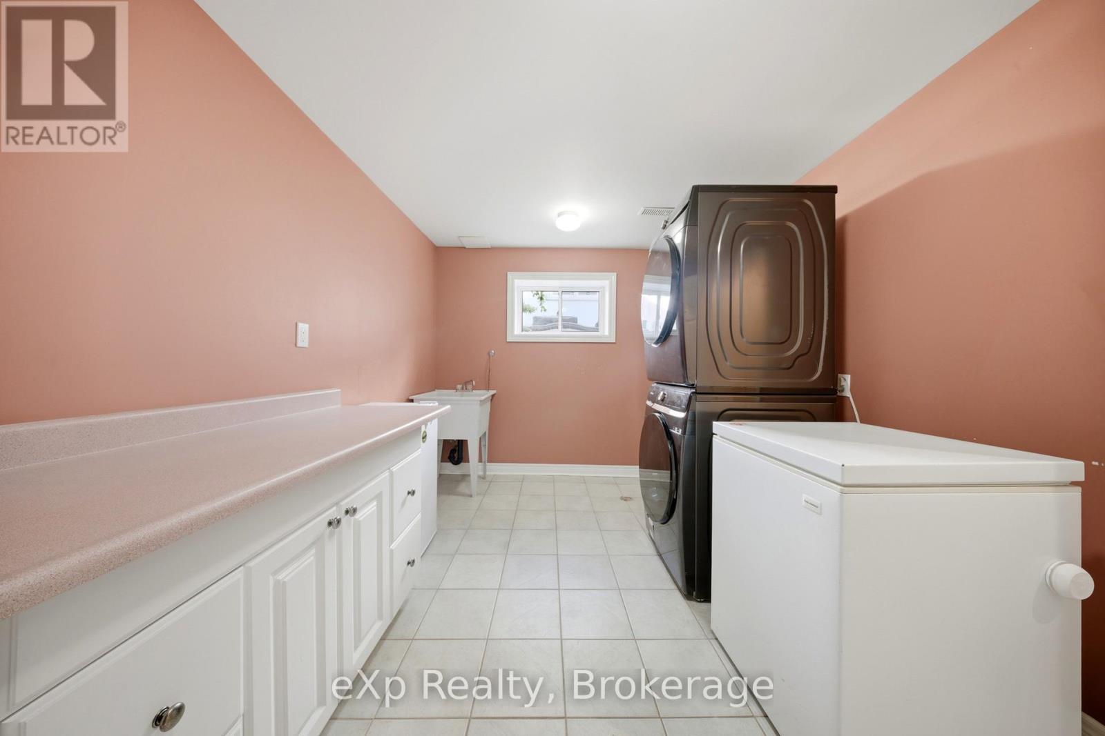 79 Ann Street, Hamilton (Dundas), ON - Indoor Photo Showing Laundry Room