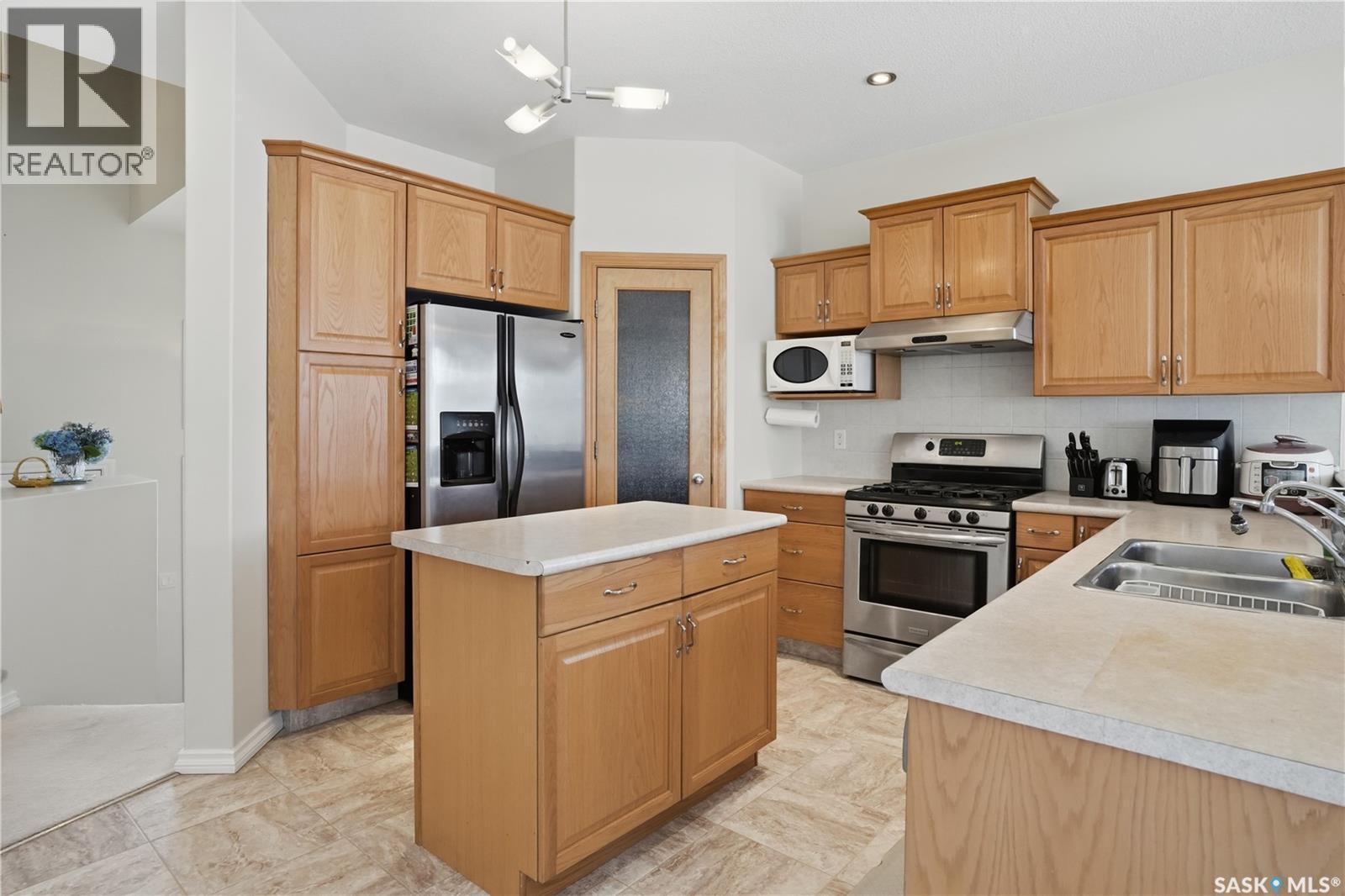 3714 Sandringham Road E, Regina, SK - Indoor Photo Showing Kitchen With Stainless Steel Kitchen With Double Sink