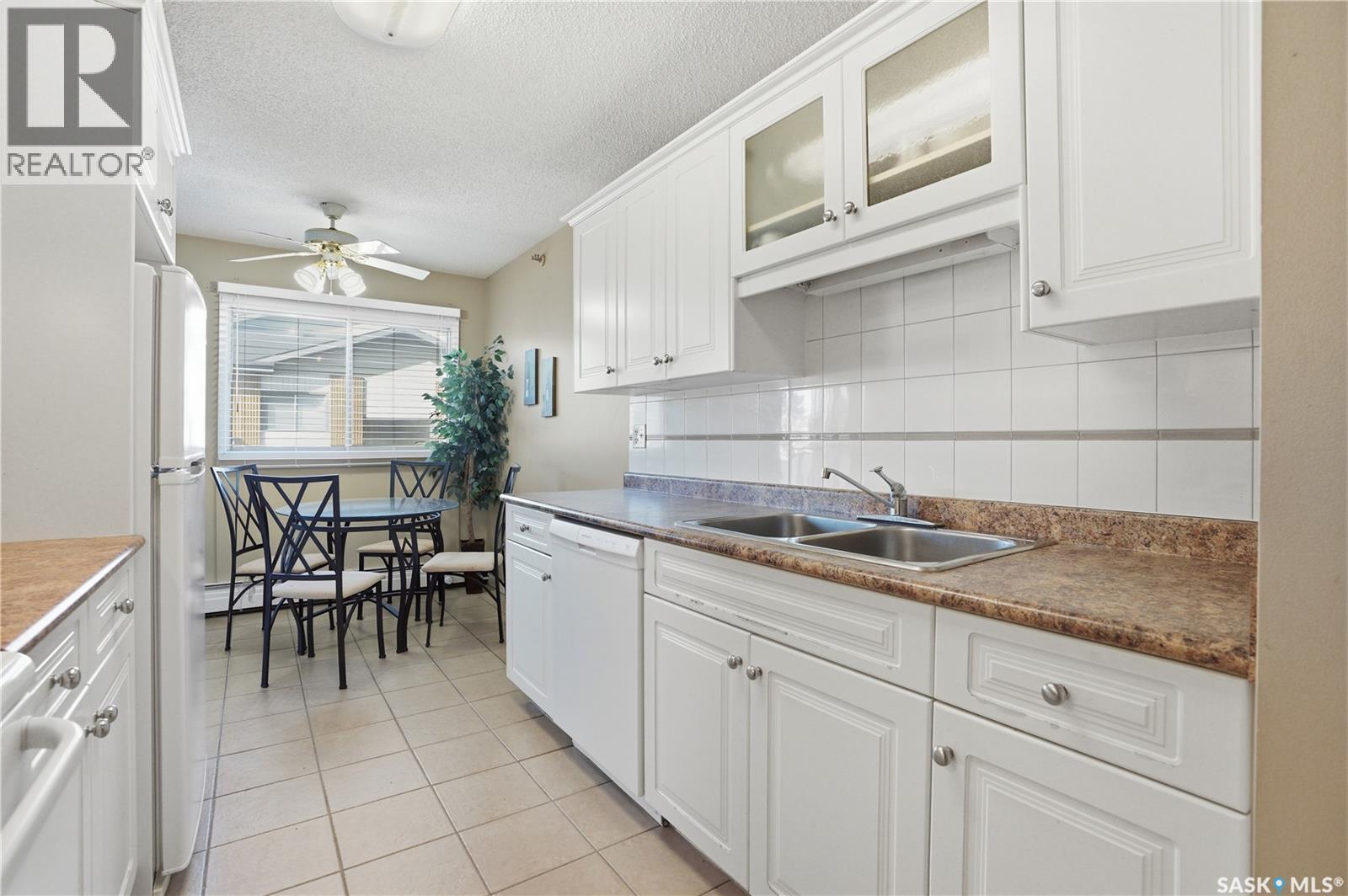 93 3 Columbia Drive, Saskatoon, SK - Indoor Photo Showing Kitchen With Double Sink