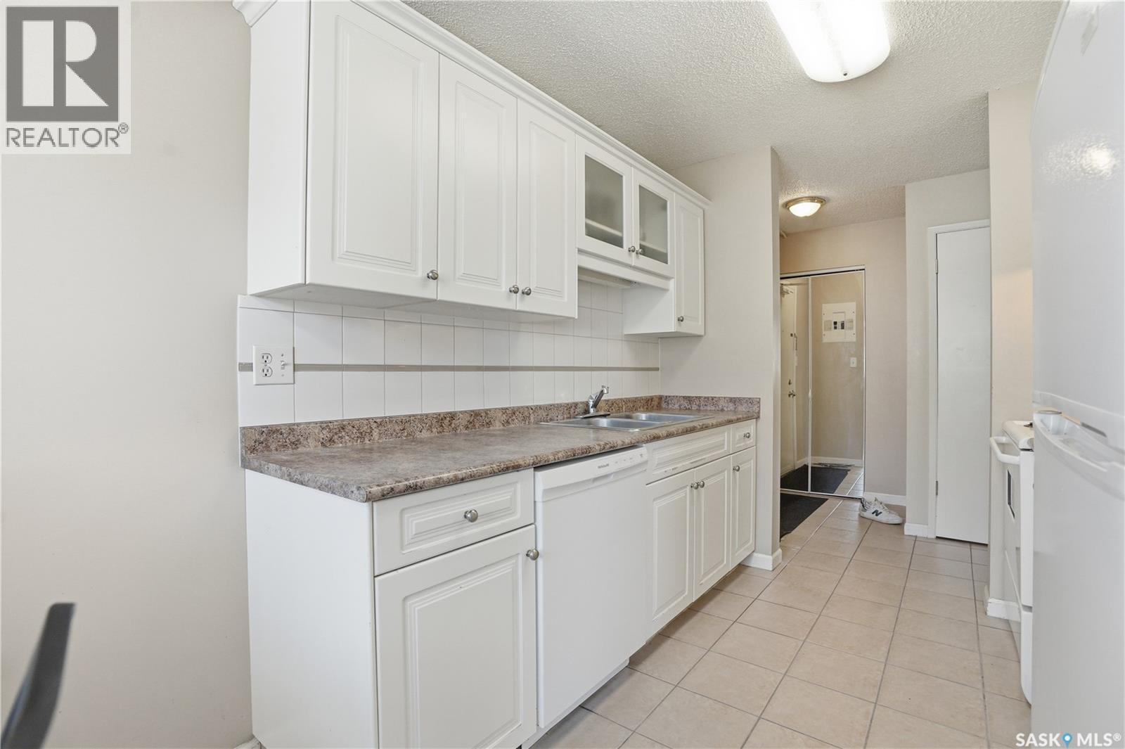 93 3 Columbia Drive, Saskatoon, SK - Indoor Photo Showing Kitchen With Double Sink