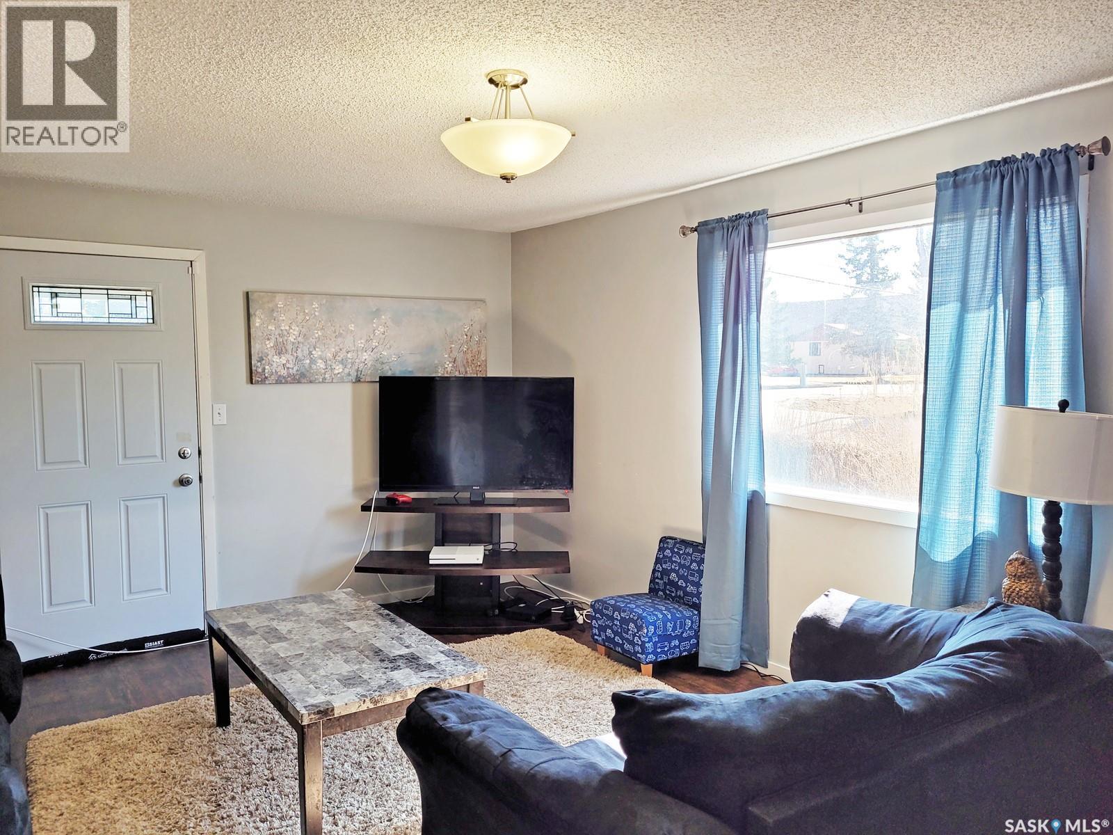 601 3Rd Avenue E, Meadow Lake, SK - Indoor Photo Showing Living Room