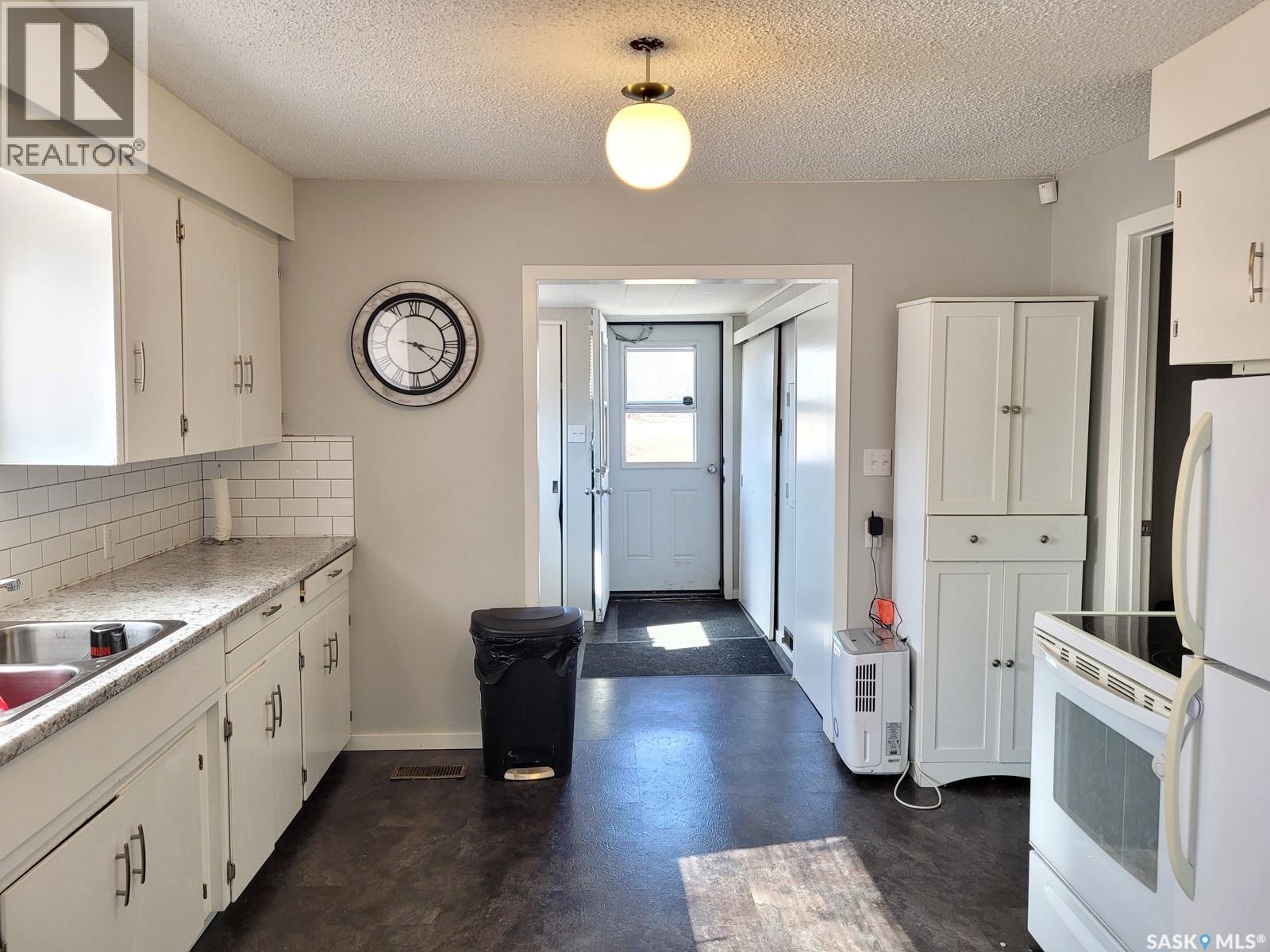 601 3Rd Avenue E, Meadow Lake, SK - Indoor Photo Showing Kitchen With Double Sink