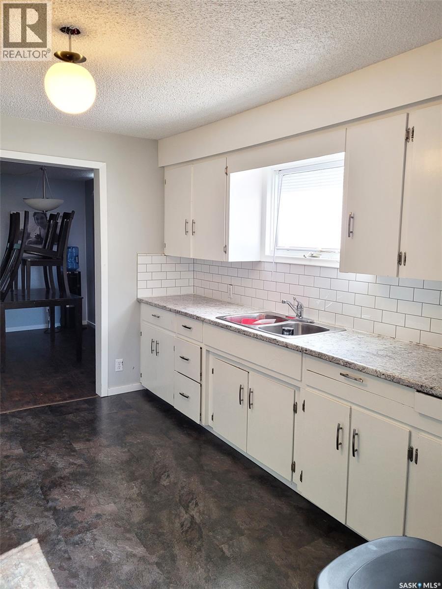 601 3Rd Avenue E, Meadow Lake, SK - Indoor Photo Showing Kitchen With Double Sink