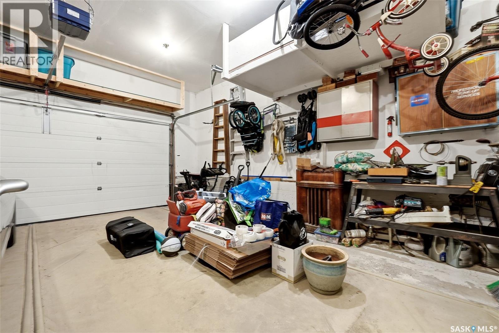 3731 Selinger Crescent, Regina, SK - Indoor Photo Showing Garage