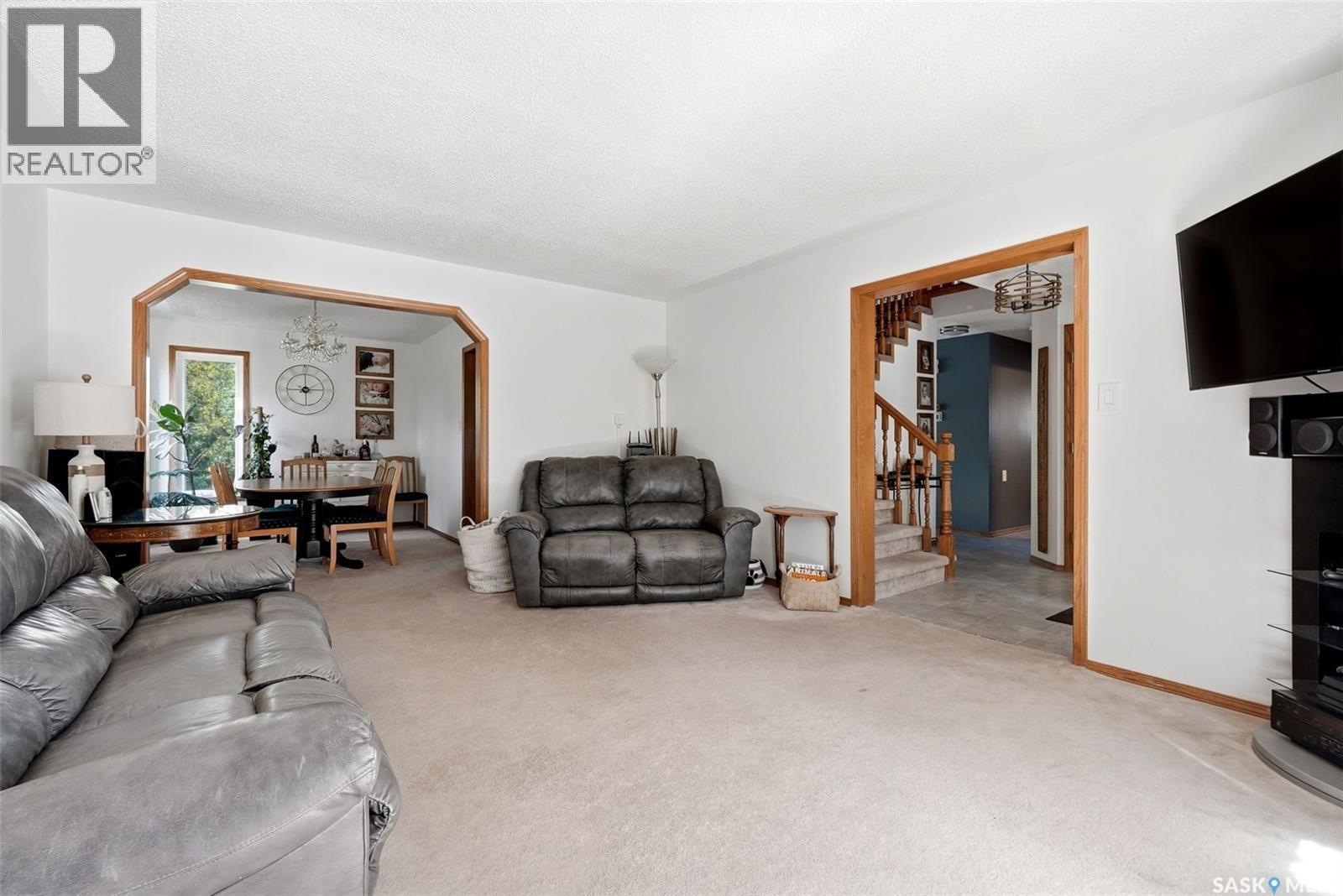 3731 Selinger Crescent, Regina, SK - Indoor Photo Showing Living Room